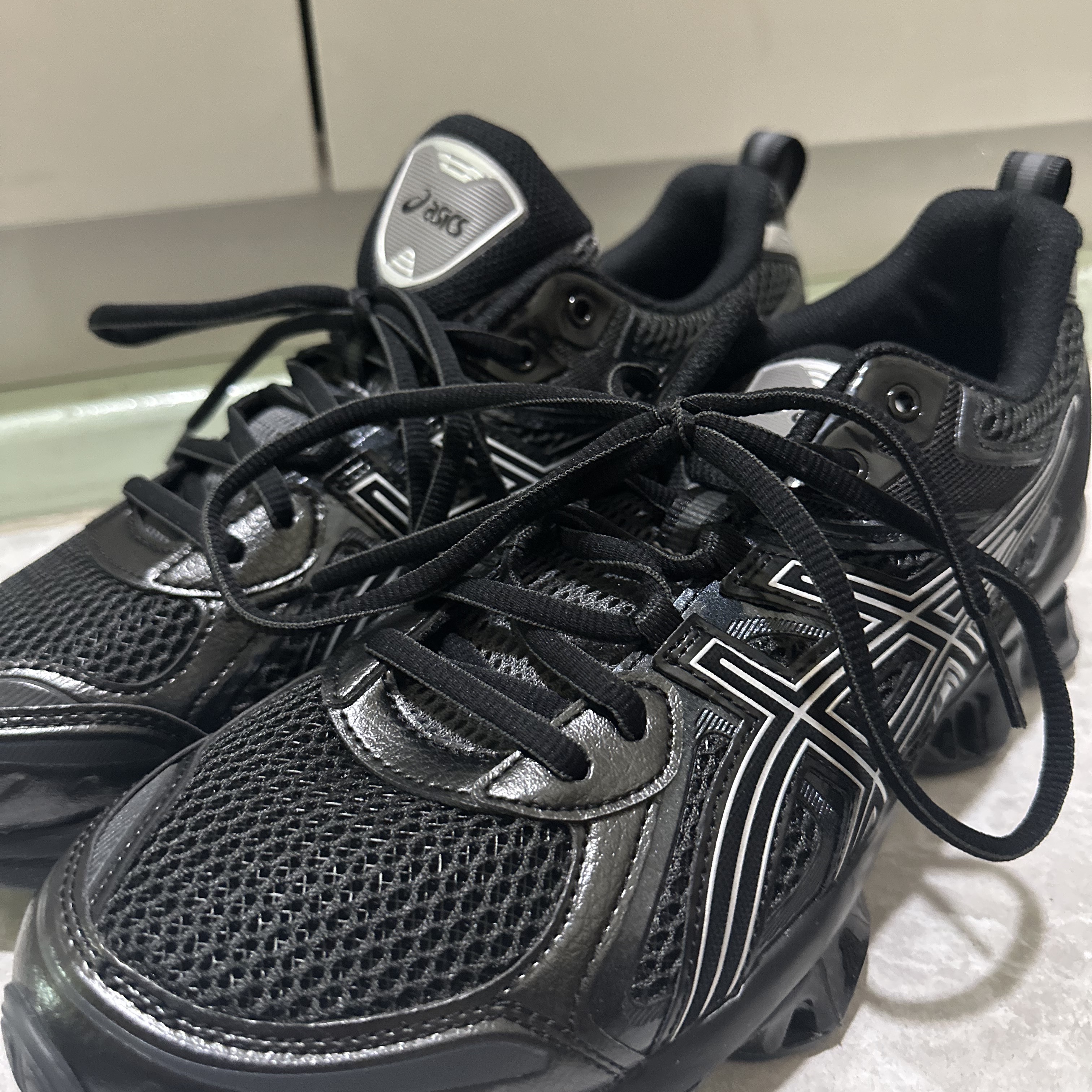 Asics Gel-Quantum Kinetic Graphite Grey Black 착용 스타일
