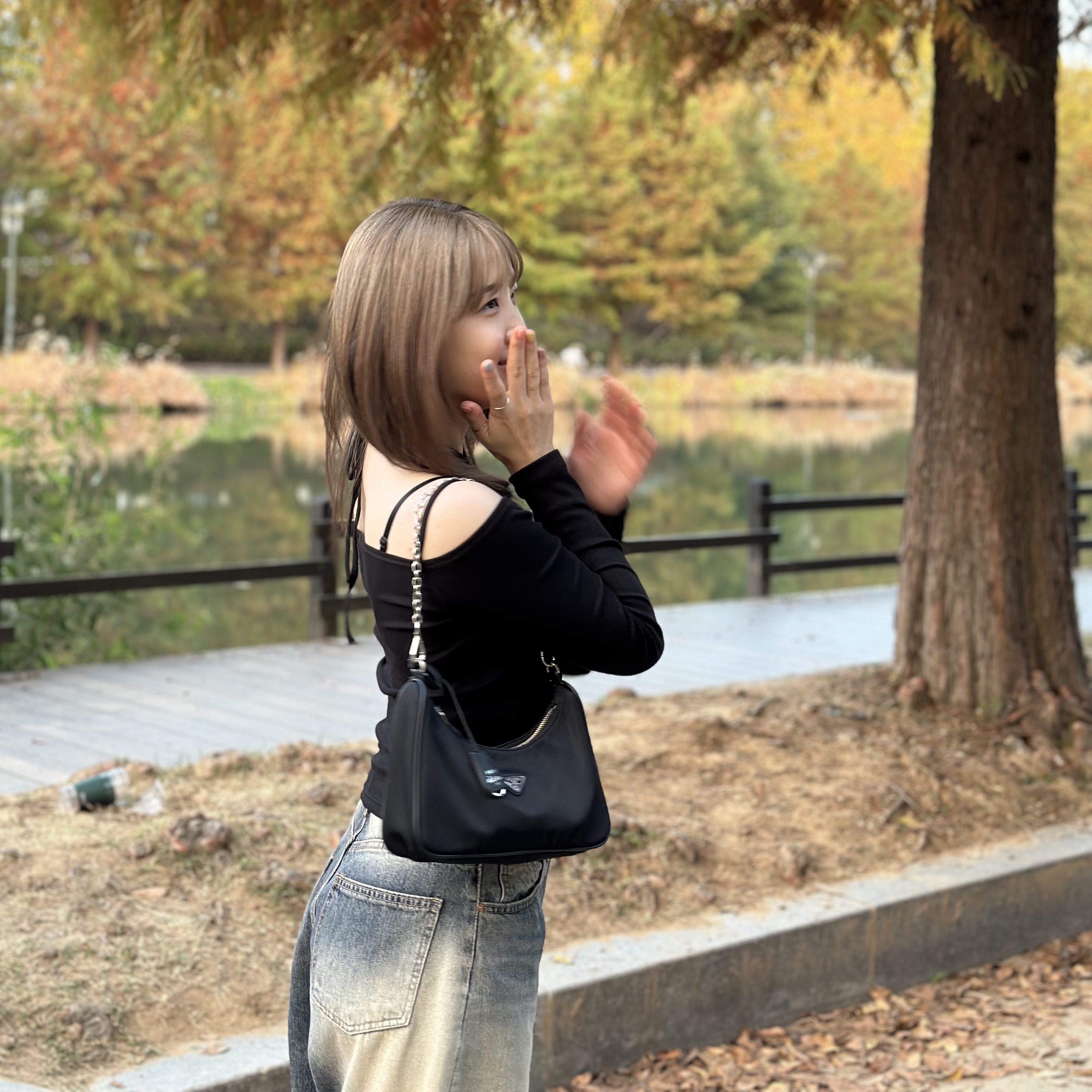 Prada Re-Edition 2005 Re-Nylon Shoulder Bag Black 착용 스타일 - 3