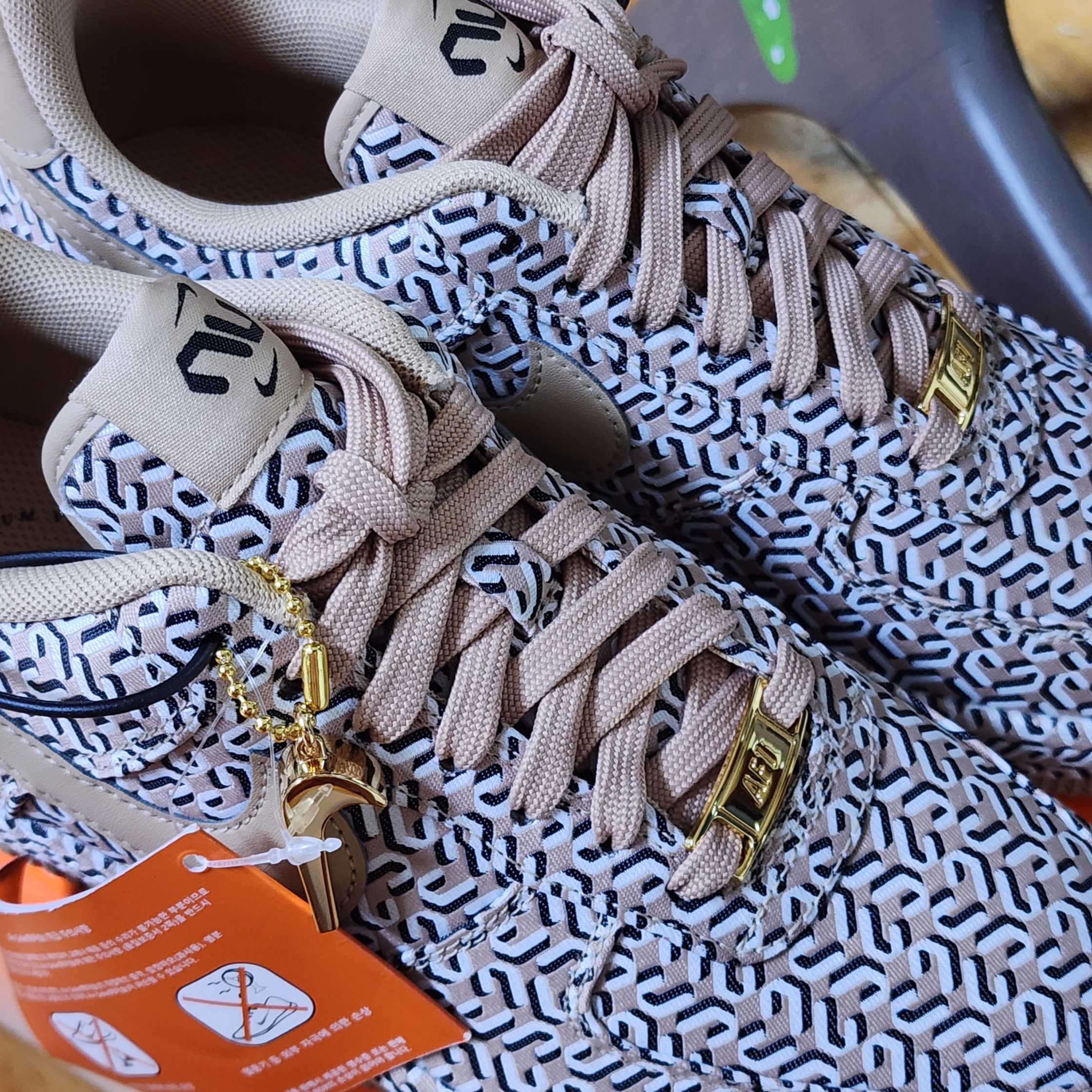 (W) Nike Air Force 1 LX United in Victory Hemp 착용 스타일