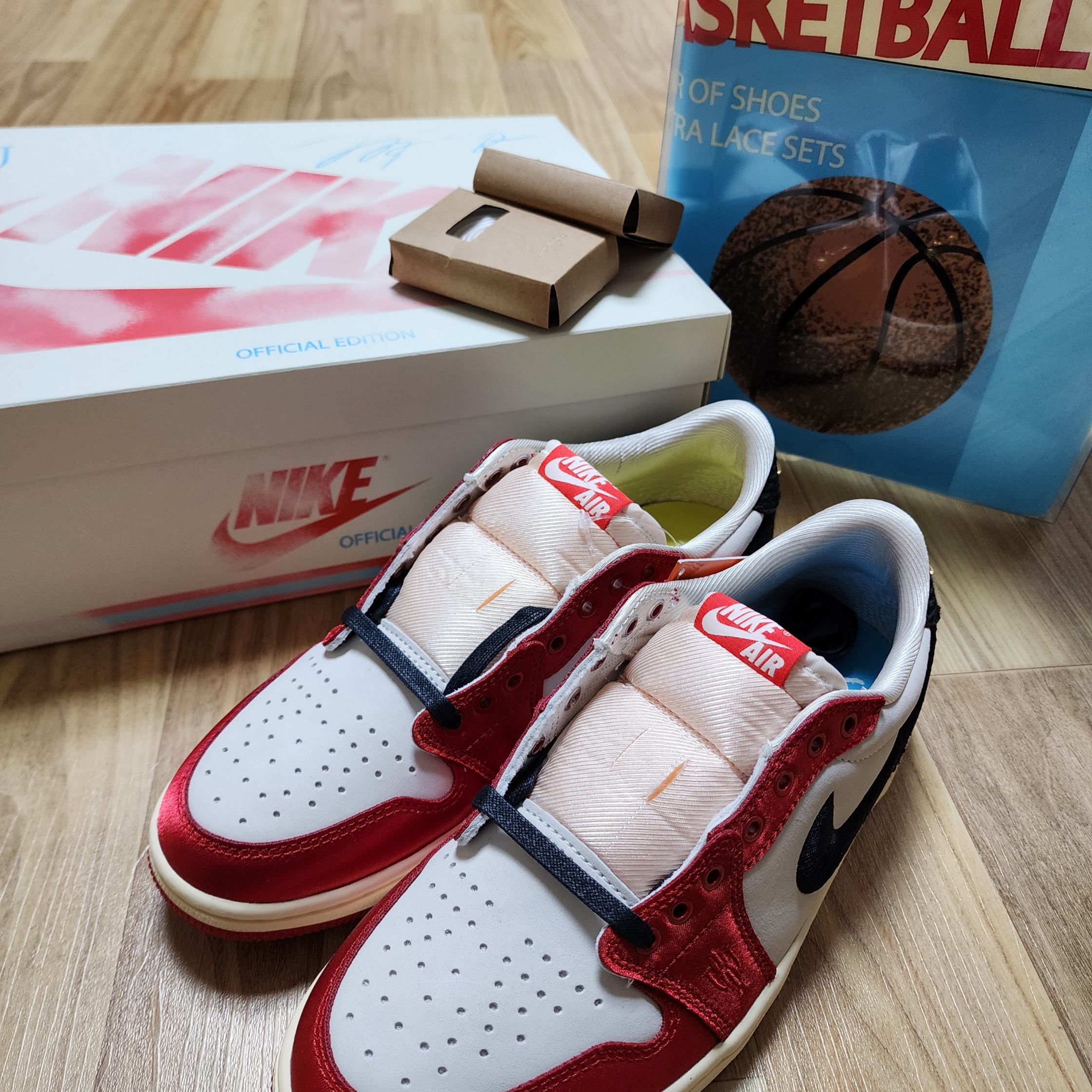 Jordan 1 x Trophy Room Retro Low OG SP Sail Varsity Red 착용 스타일 - 2