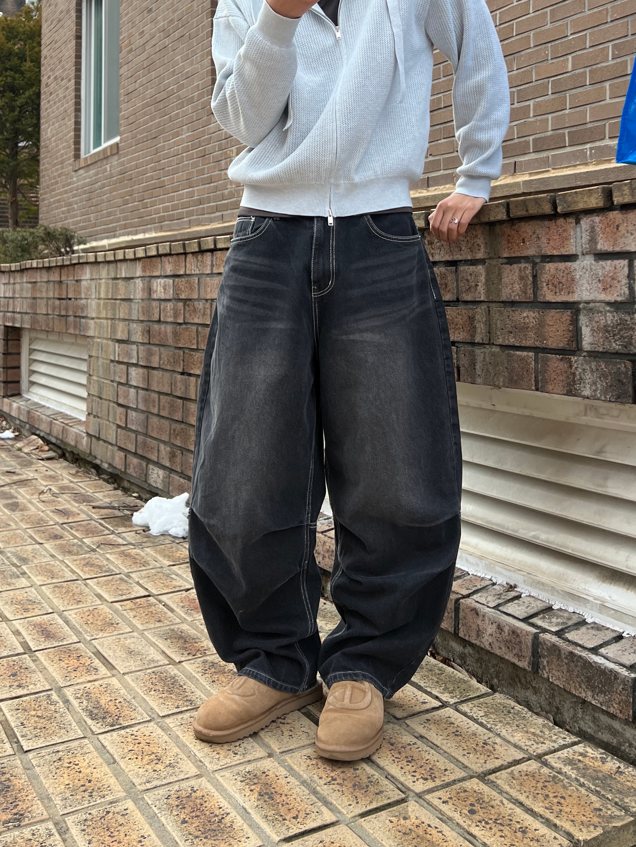 UGG x Telfar Slip On Chestnut 착용 스타일 - 2
