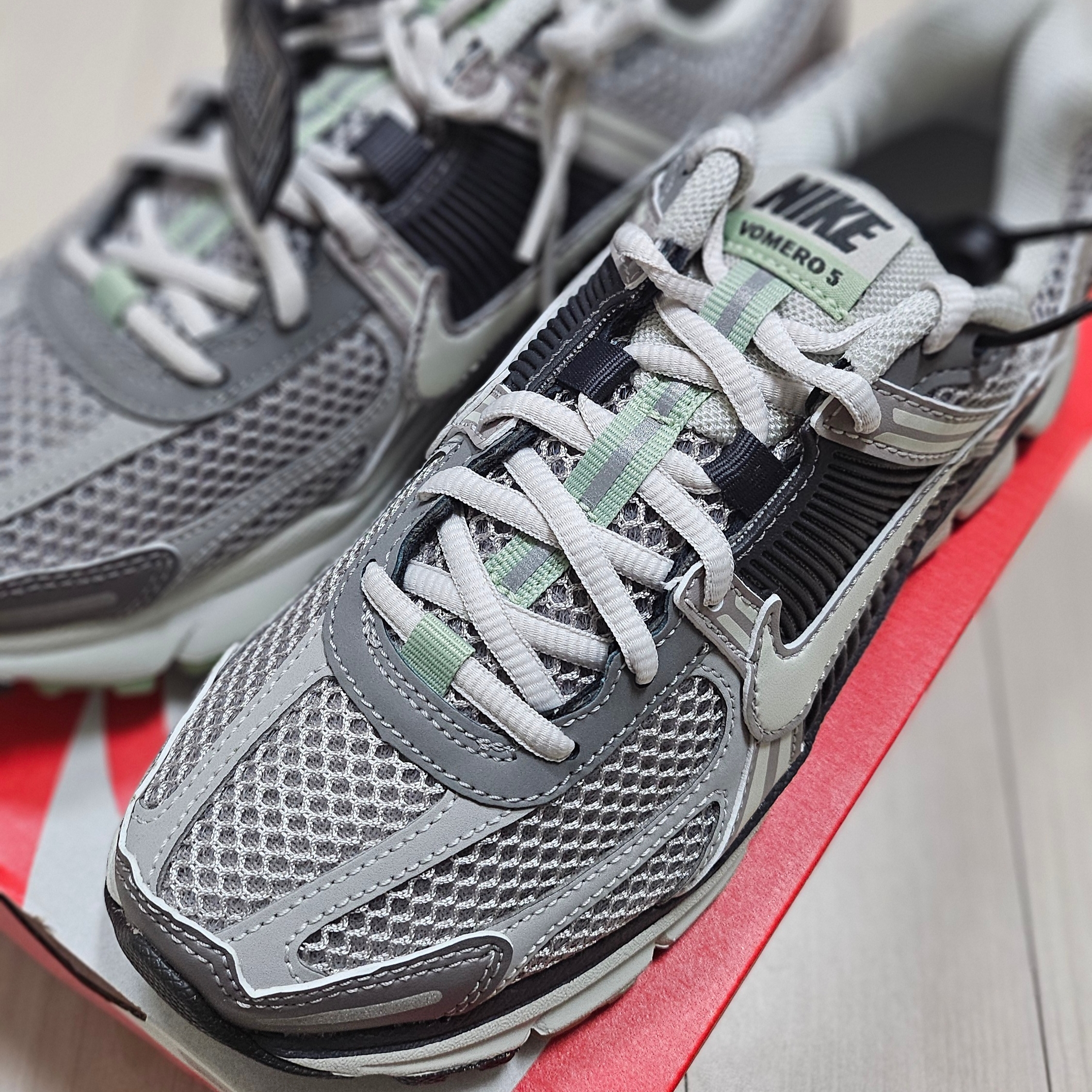 (W) Nike Zoom Vomero 5 Cobblestone and Flat Pewter 착용 스타일