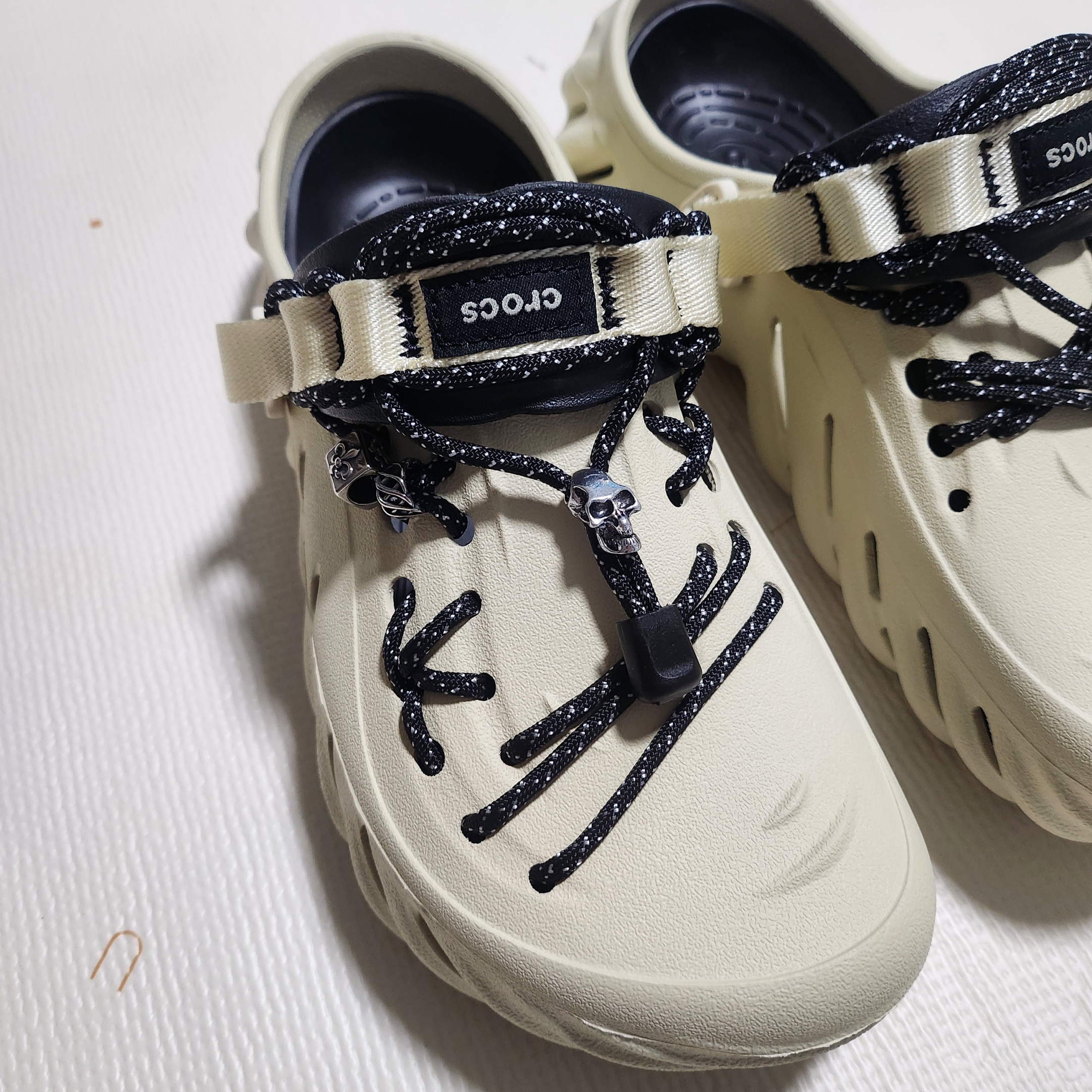 Crocs Echo Clog Bone Black 착용 스타일 - 1
