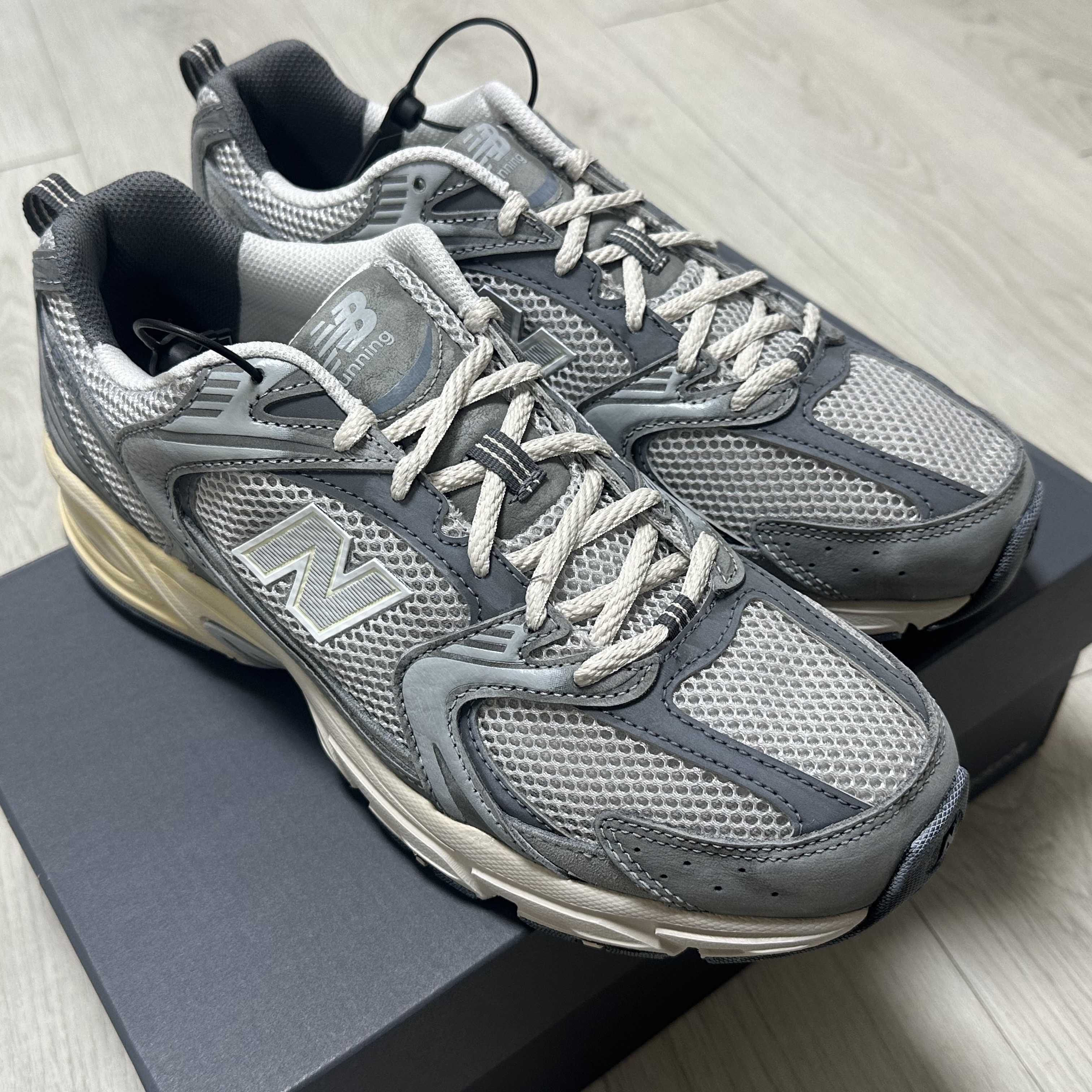 New Balance 530 Premium Vintage Grey Matter 착용 스타일