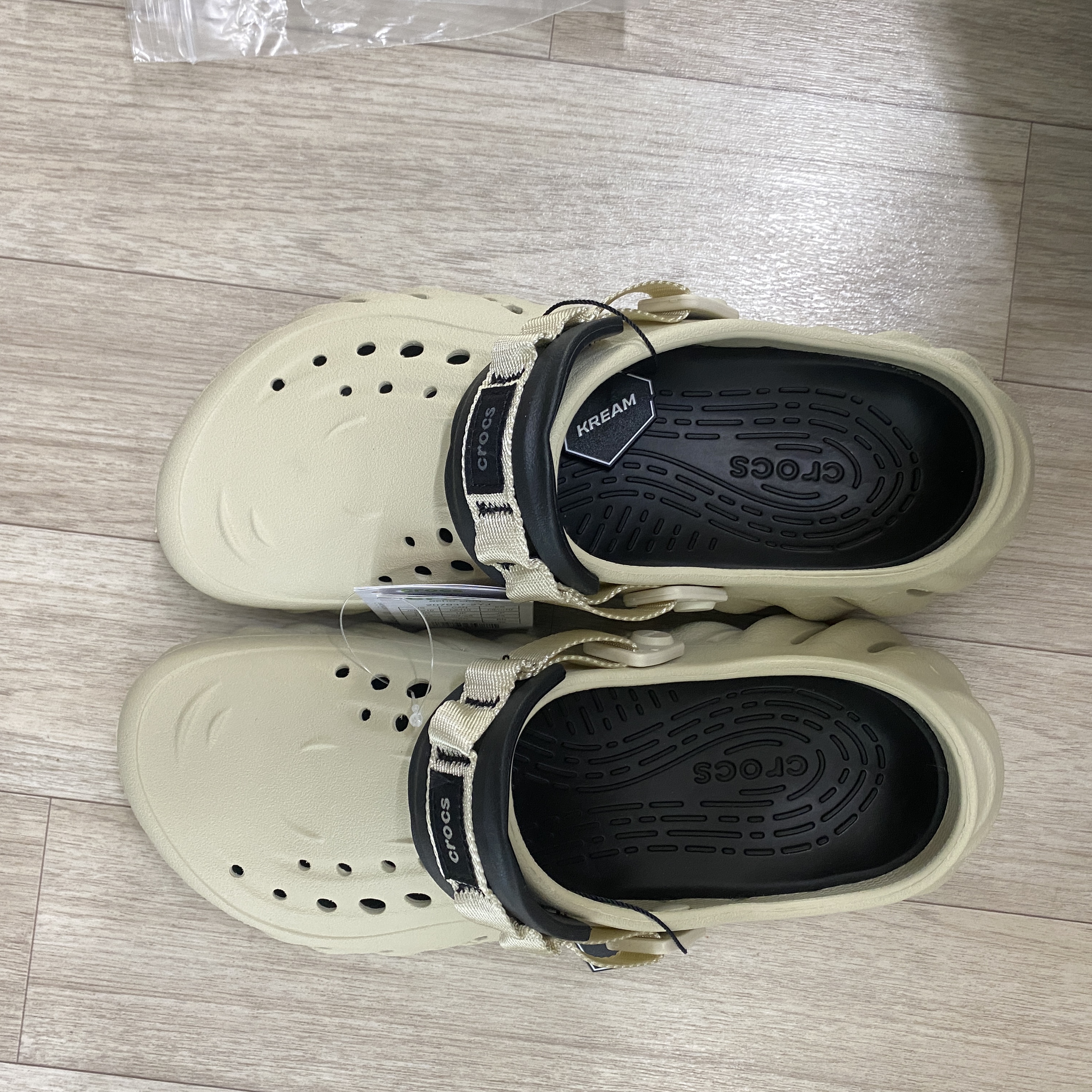 Crocs Echo Clog Bone Black 착용 스타일 - 1