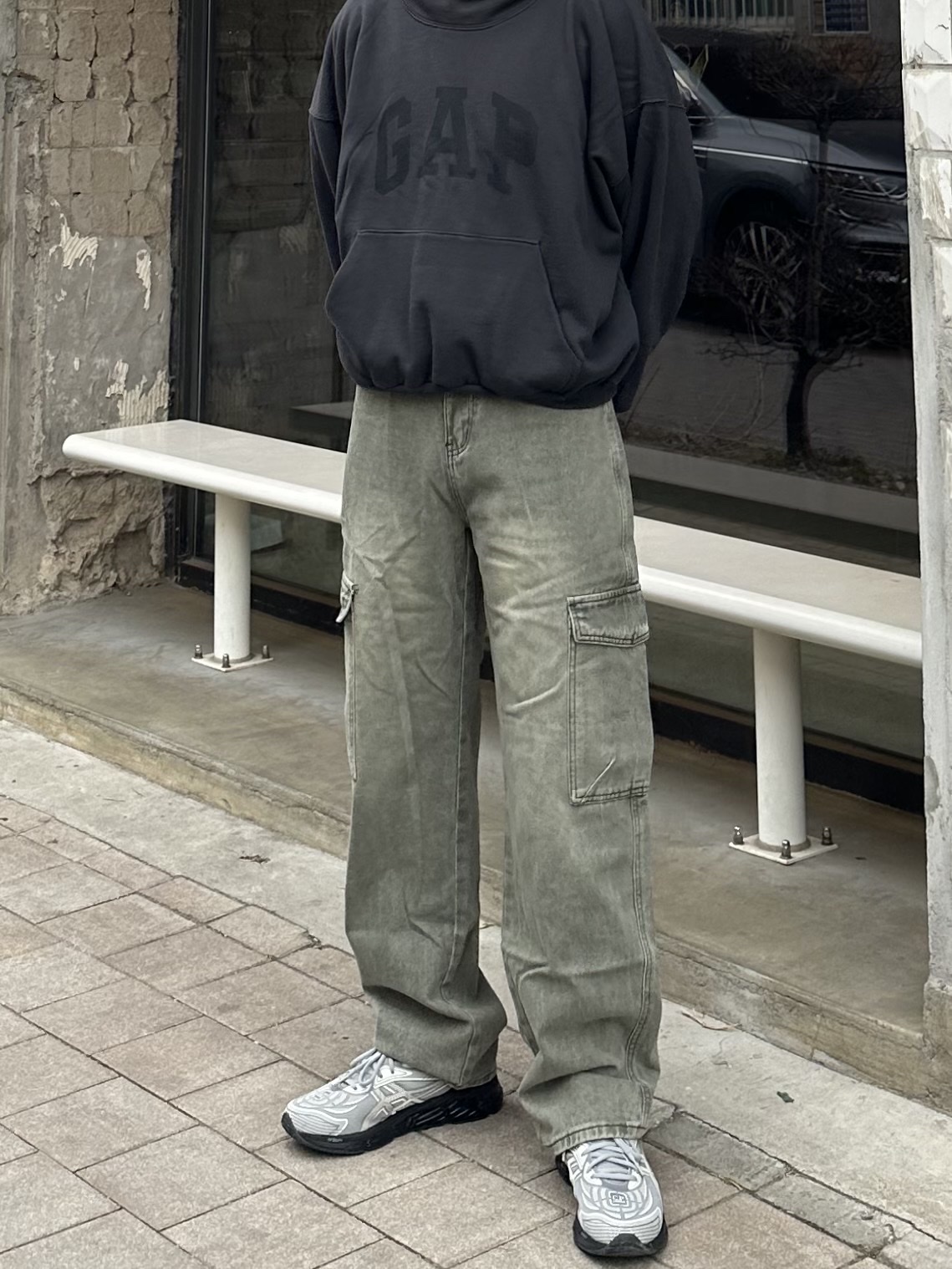 Yeezy Gap Engineered By Balenciaga Dove Hoodie Black, Asics x C.P. Company Gel-Quantum 360 VIII Cement Grey 착용 스타일 - 2
