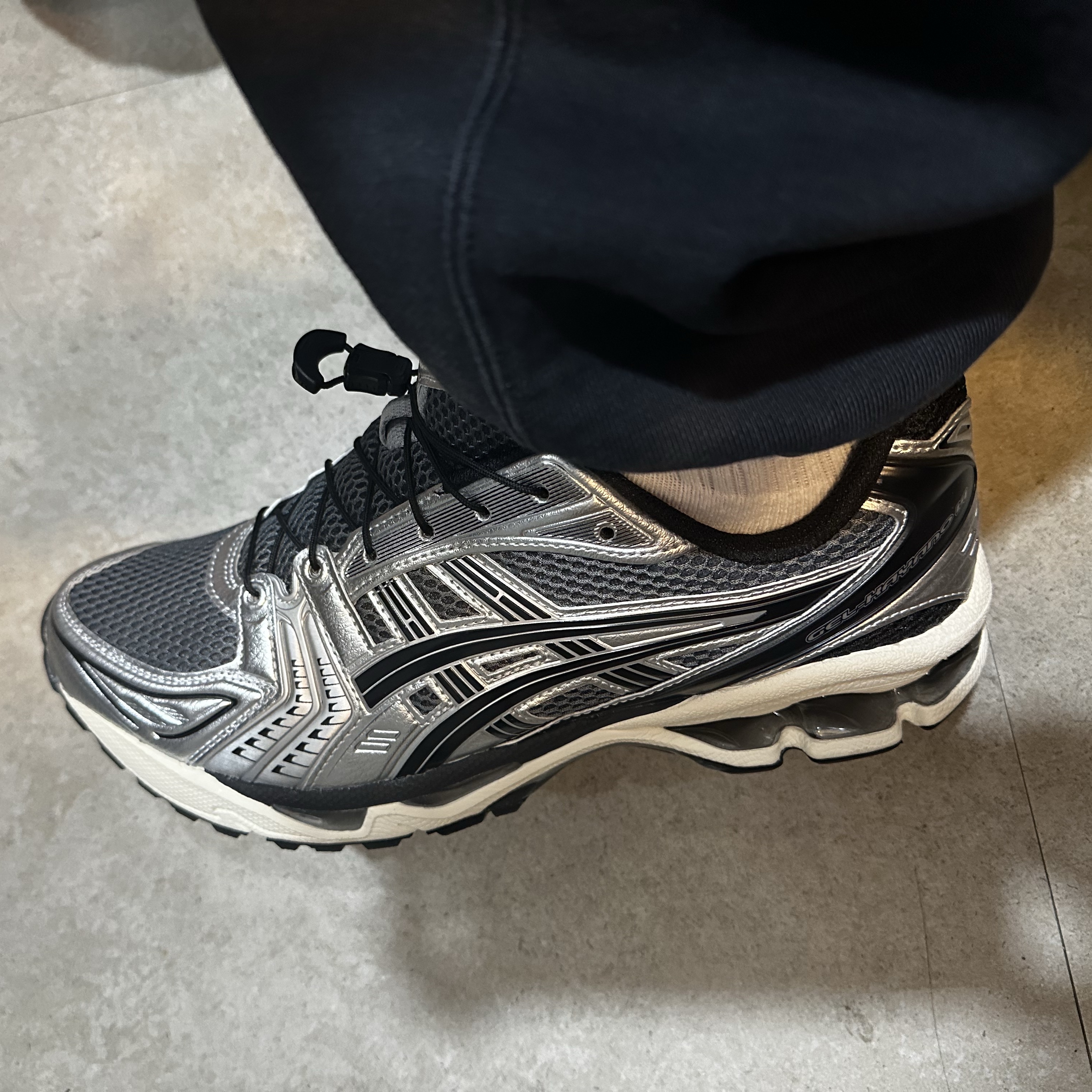 Asics Unlimited Gel-Kayano 14 Carrier Grey Black, Asics Unlimited Gel-Kayano 14 Smoke Grey 착용 스타일 - 2
