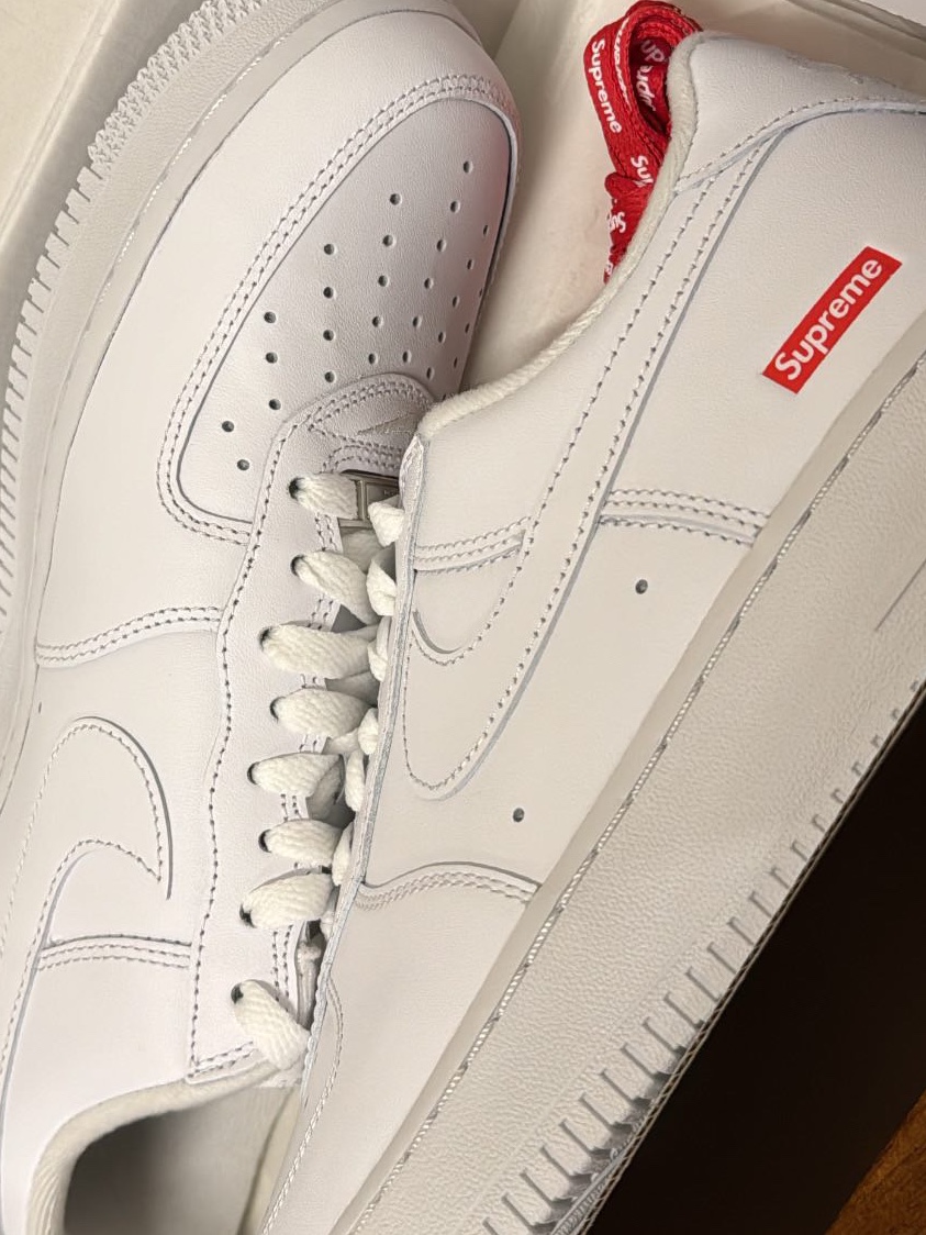 Nike x Supreme Air Force 1 Low White, Carhartt WIP Kickflip Backpack Black 착용 스타일 - 2