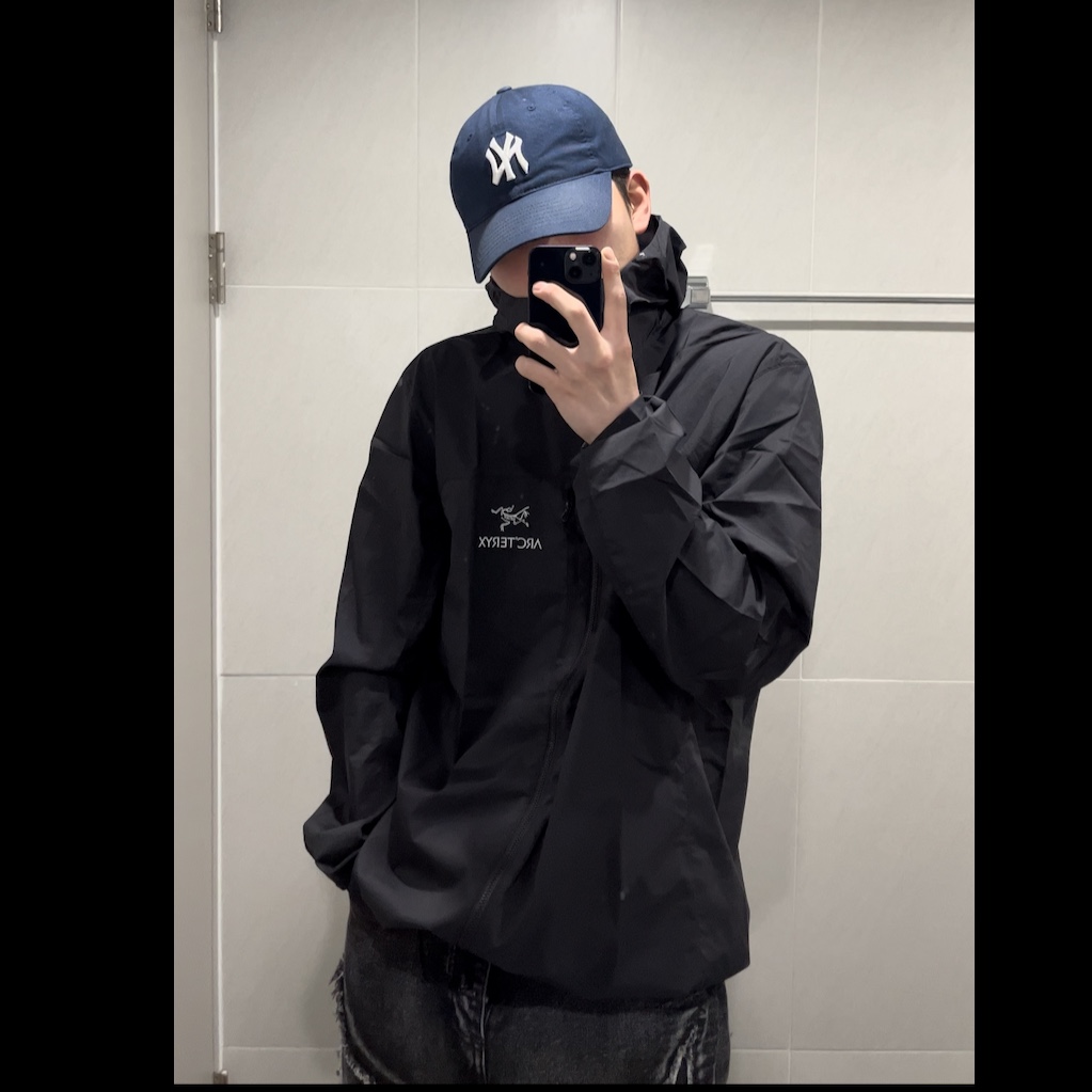 Arc'teryx Squamish Hoody Black, Thug Club Denim Tribal Pants Black 착용 스타일 - 2
