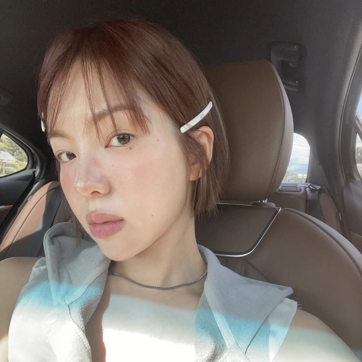 DNINI Lettering Barrettes White 착용 스타일