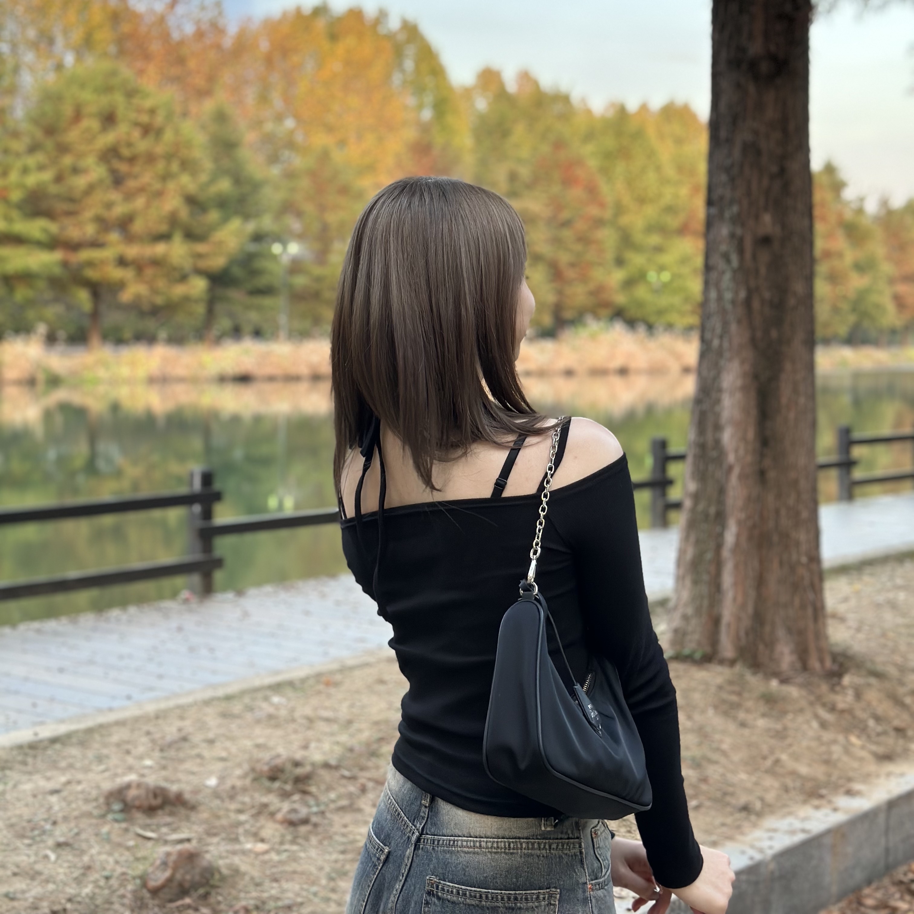 Prada Re-Edition 2005 Re-Nylon Shoulder Bag Black 착용 스타일 - 2