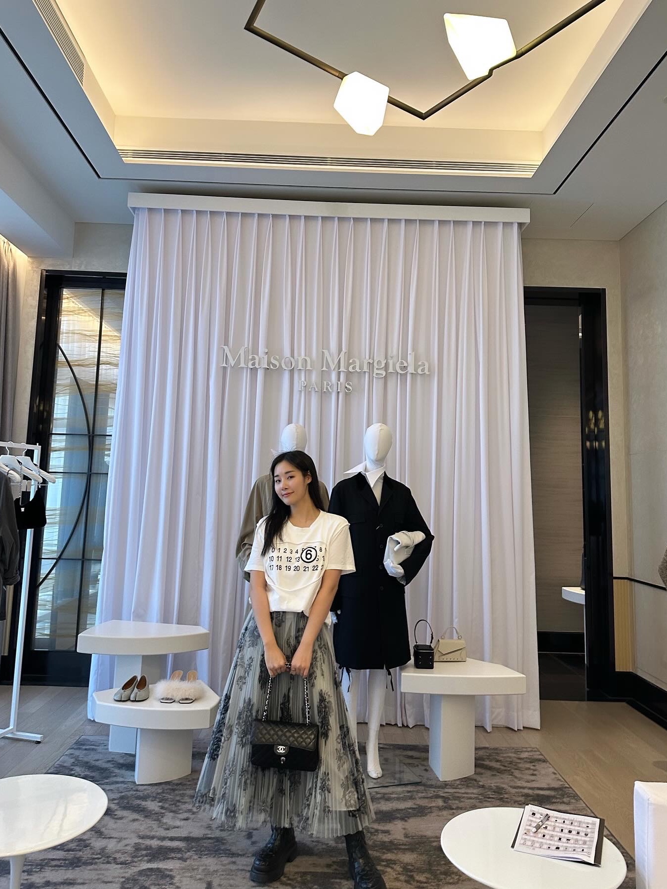 (W) MM6 Maison Margiela Logo T-Shirt White, Maison Margiela 5AC Mini Bag Light Grey 착용 스타일 - 8