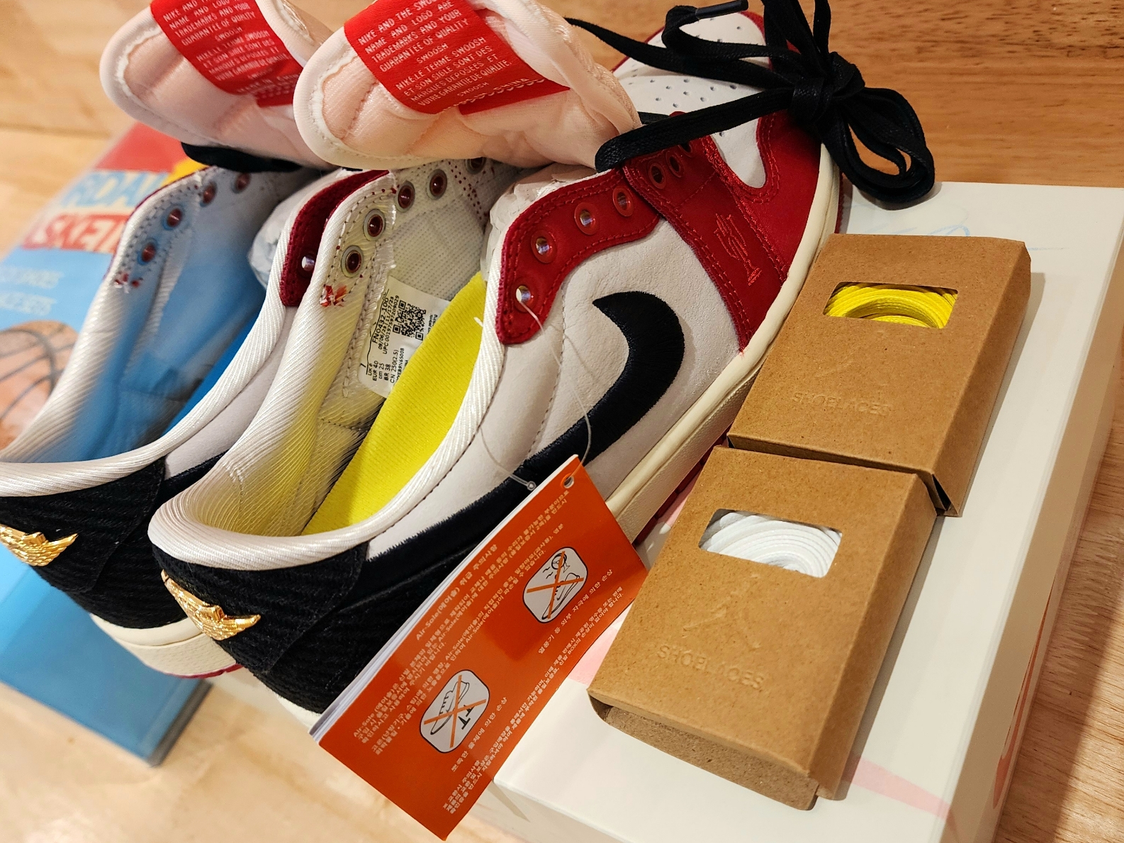 Jordan 1 x Trophy Room Retro Low OG SP Sail Varsity Red 착용 스타일 - 3