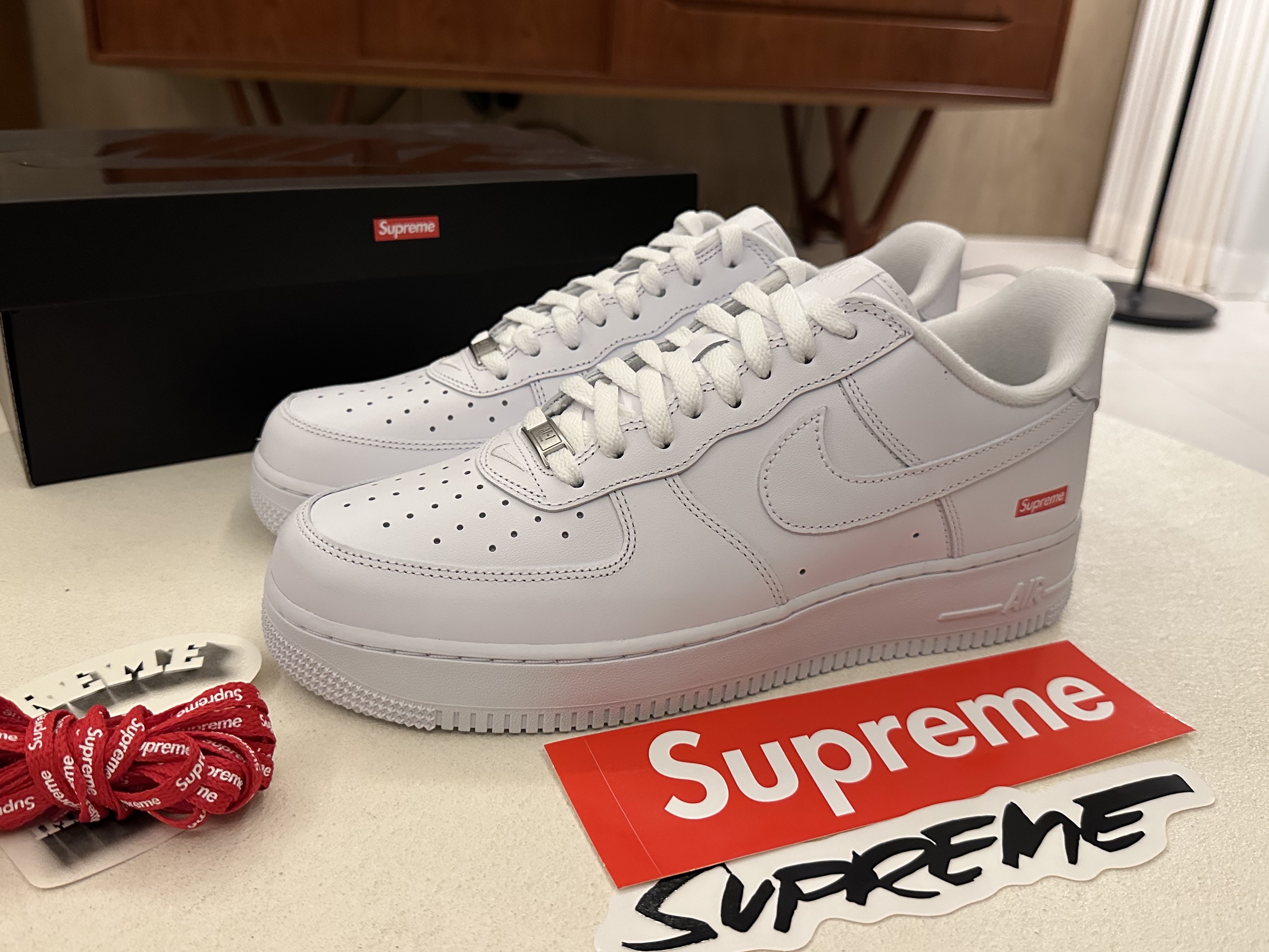 Nike x Supreme Air Force 1 Low White 착용 스타일 - 1