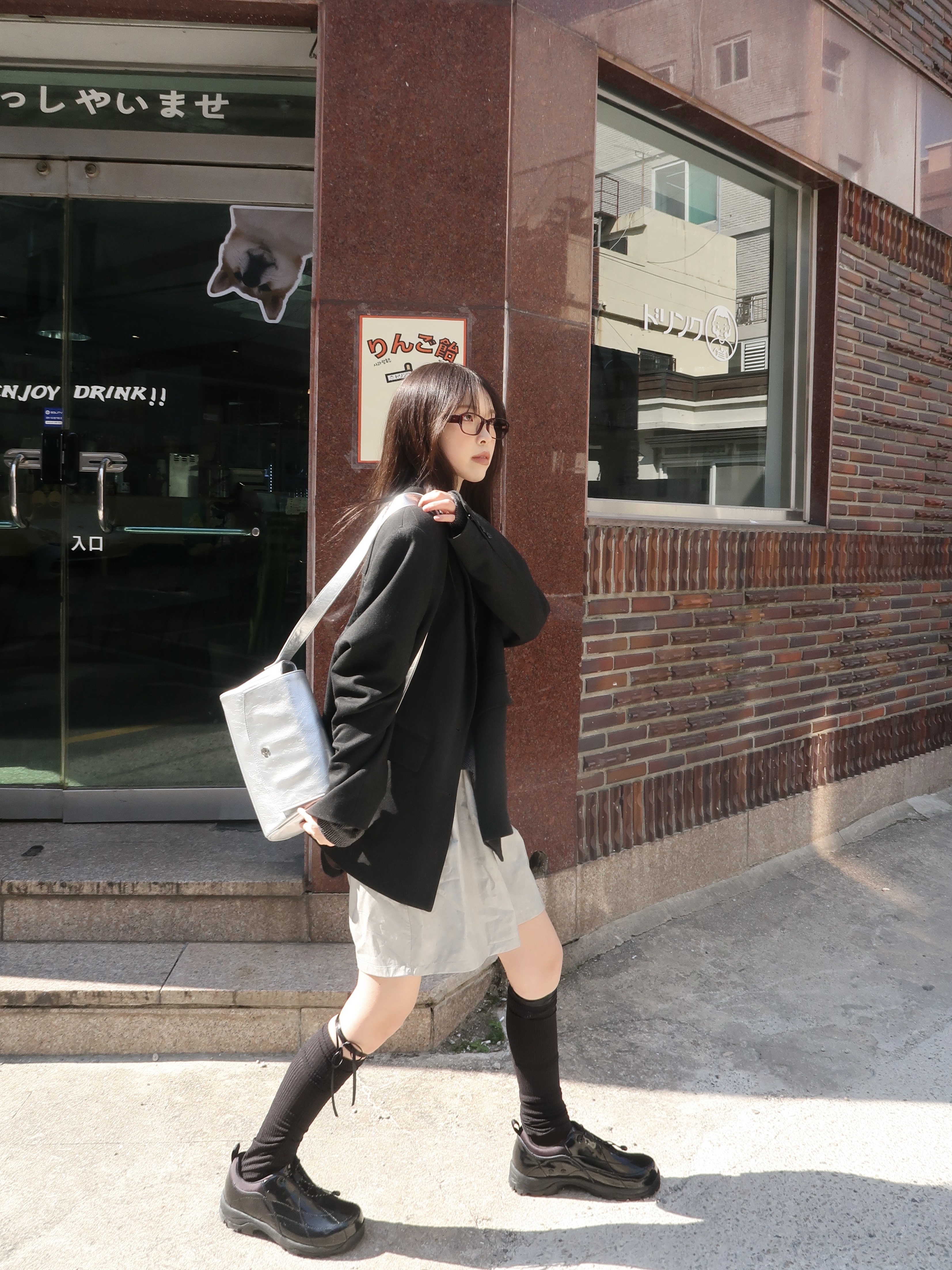 Millo Women One Shoulder Stripe T-Shirt Deep Green 착용 스타일 - 4