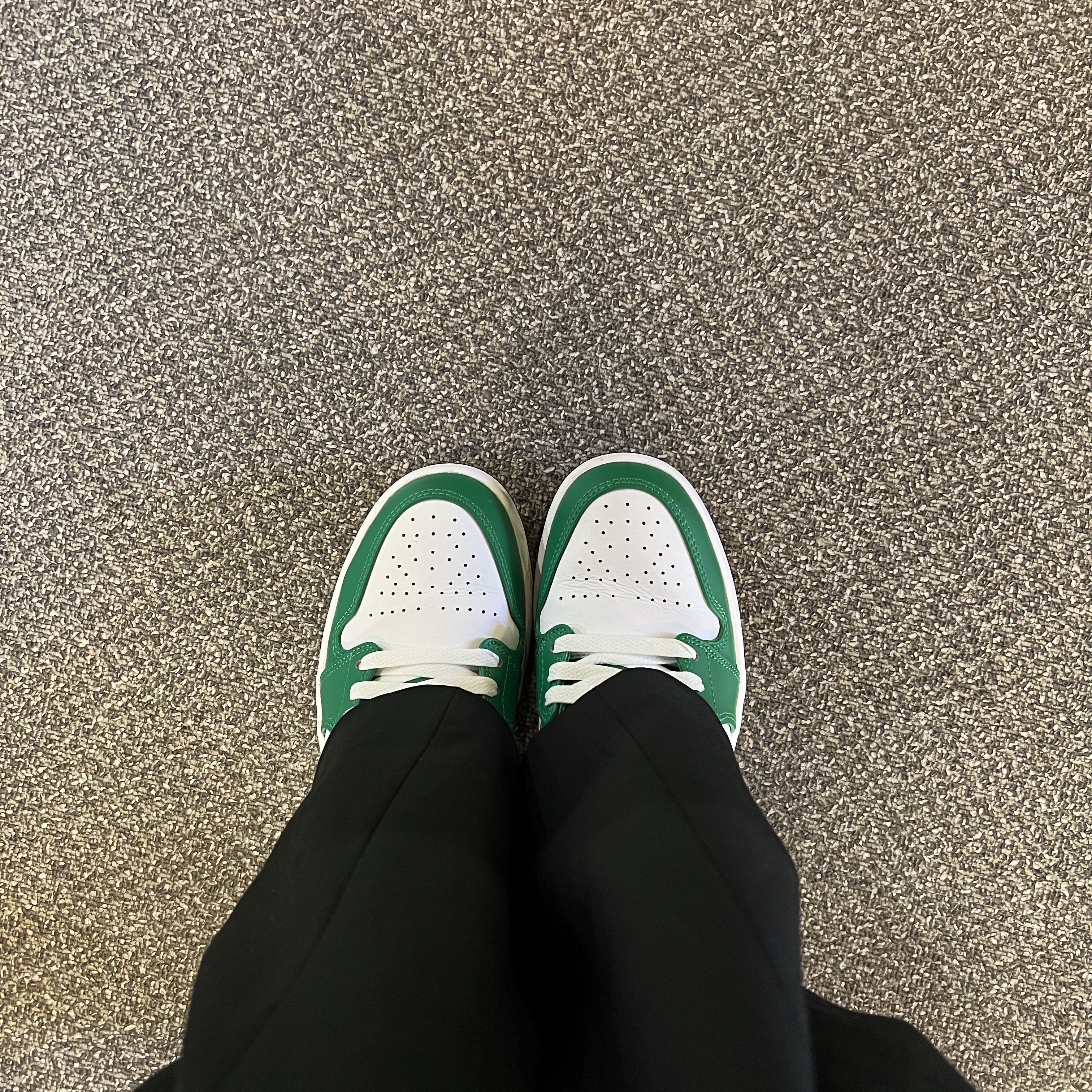 Jordan 1 Mid Lucky Green, Zara x Ader Error Wide Pants Black 착용 스타일 - 2