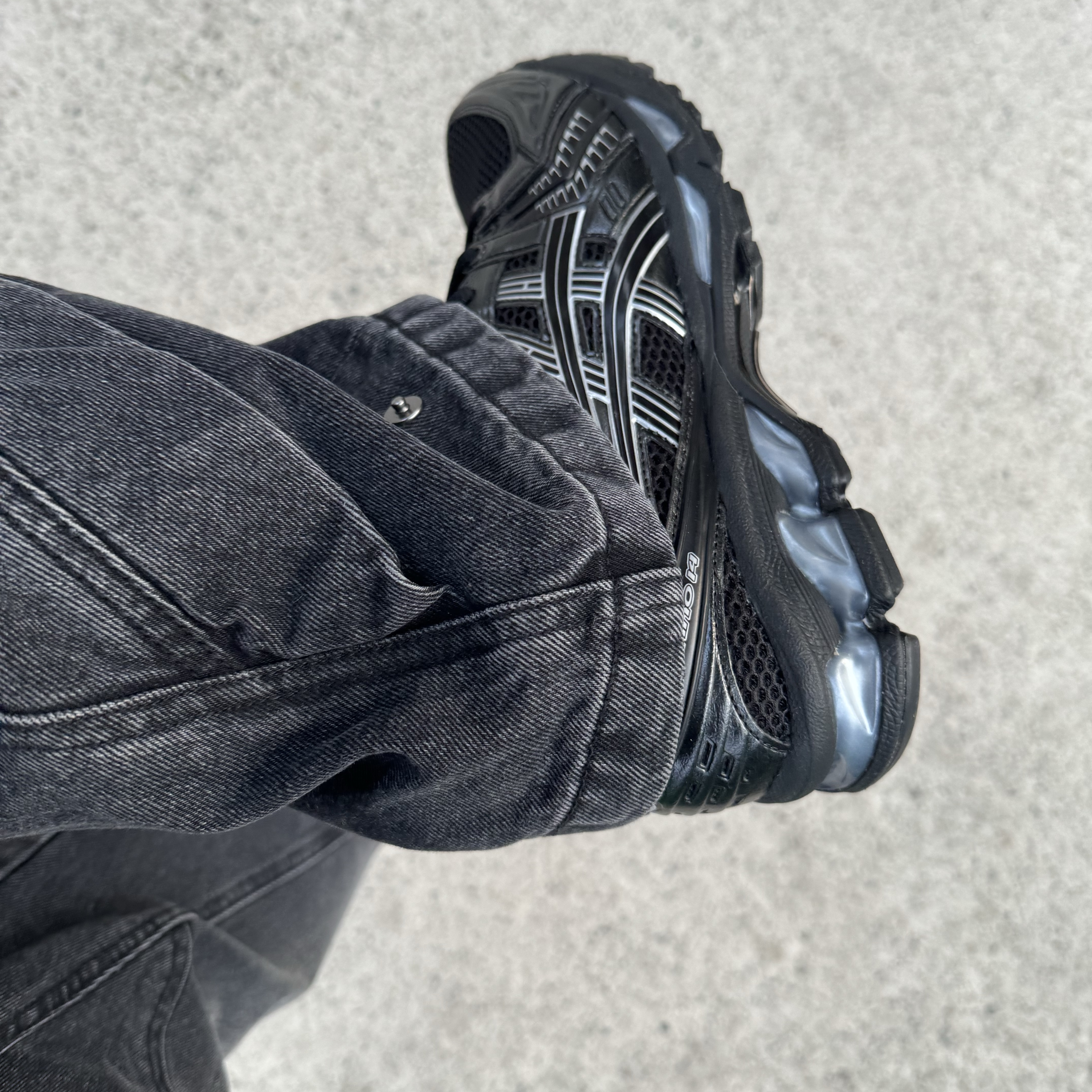 Asics Gel-Kayano 14 Black Pure Silver 착용 스타일