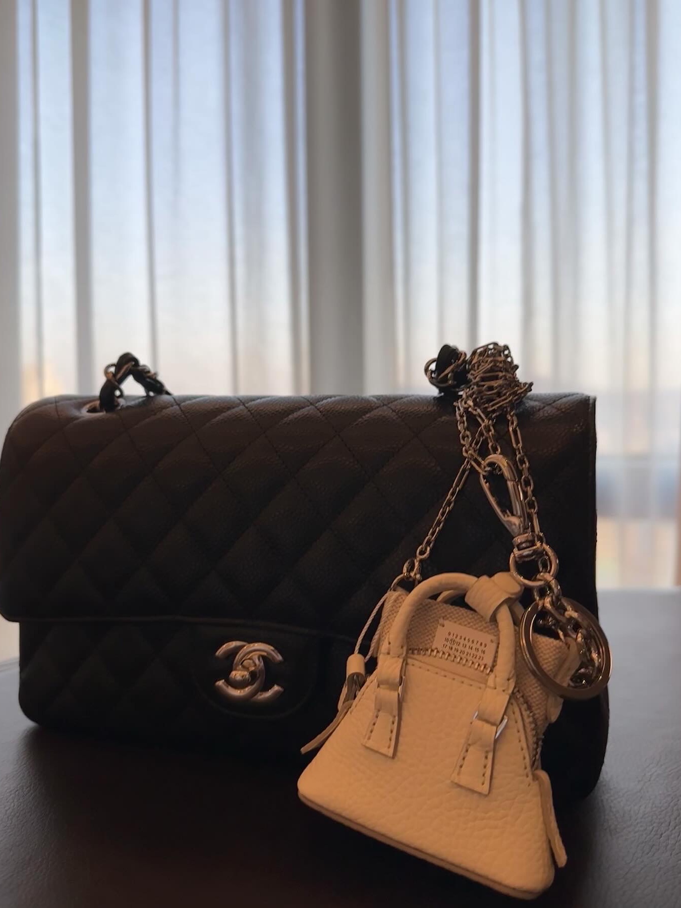 (W) MM6 Maison Margiela Logo T-Shirt White, Maison Margiela 5AC Mini Bag Light Grey 착용 스타일 - 6