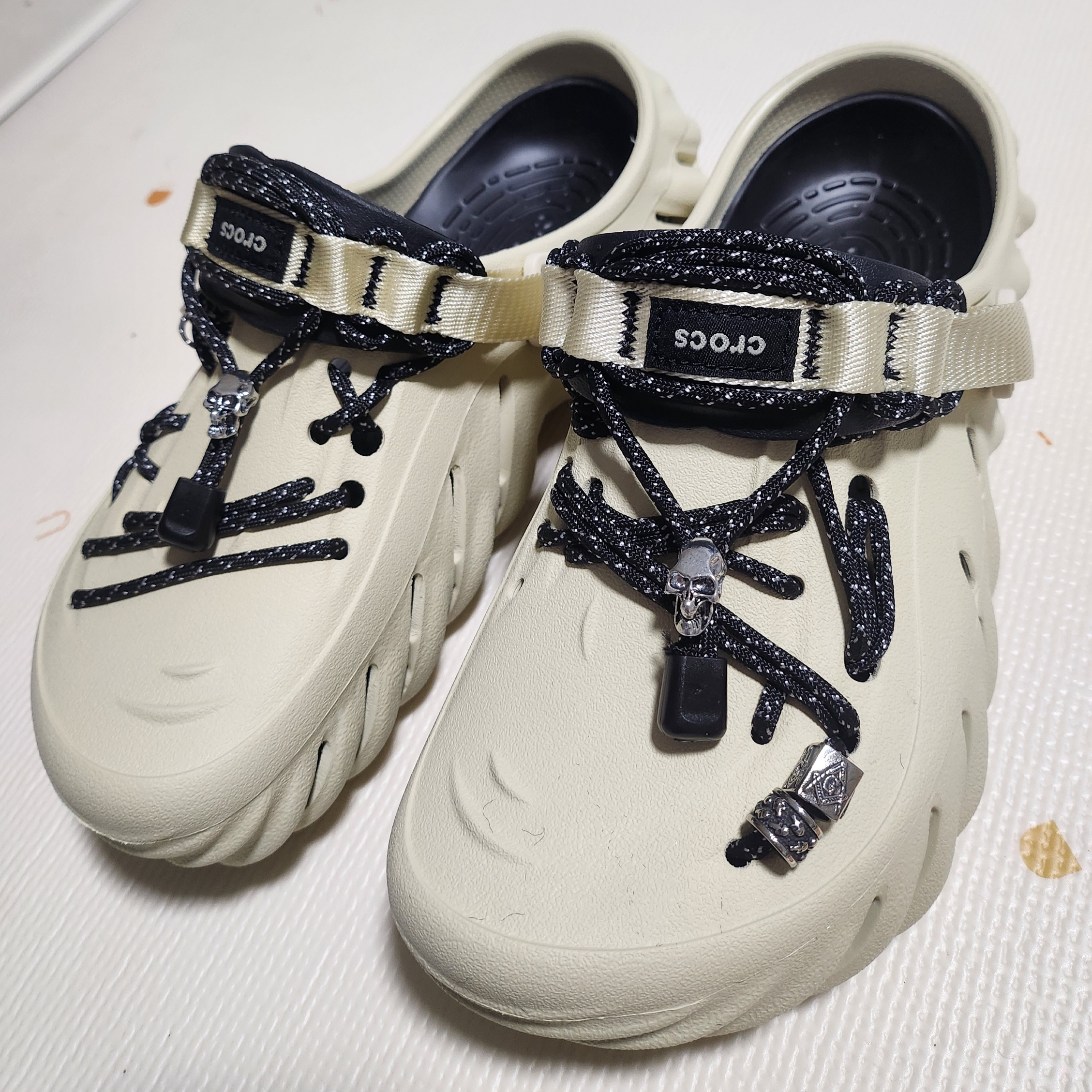Crocs Echo Clog Bone Black 착용 스타일 - 2