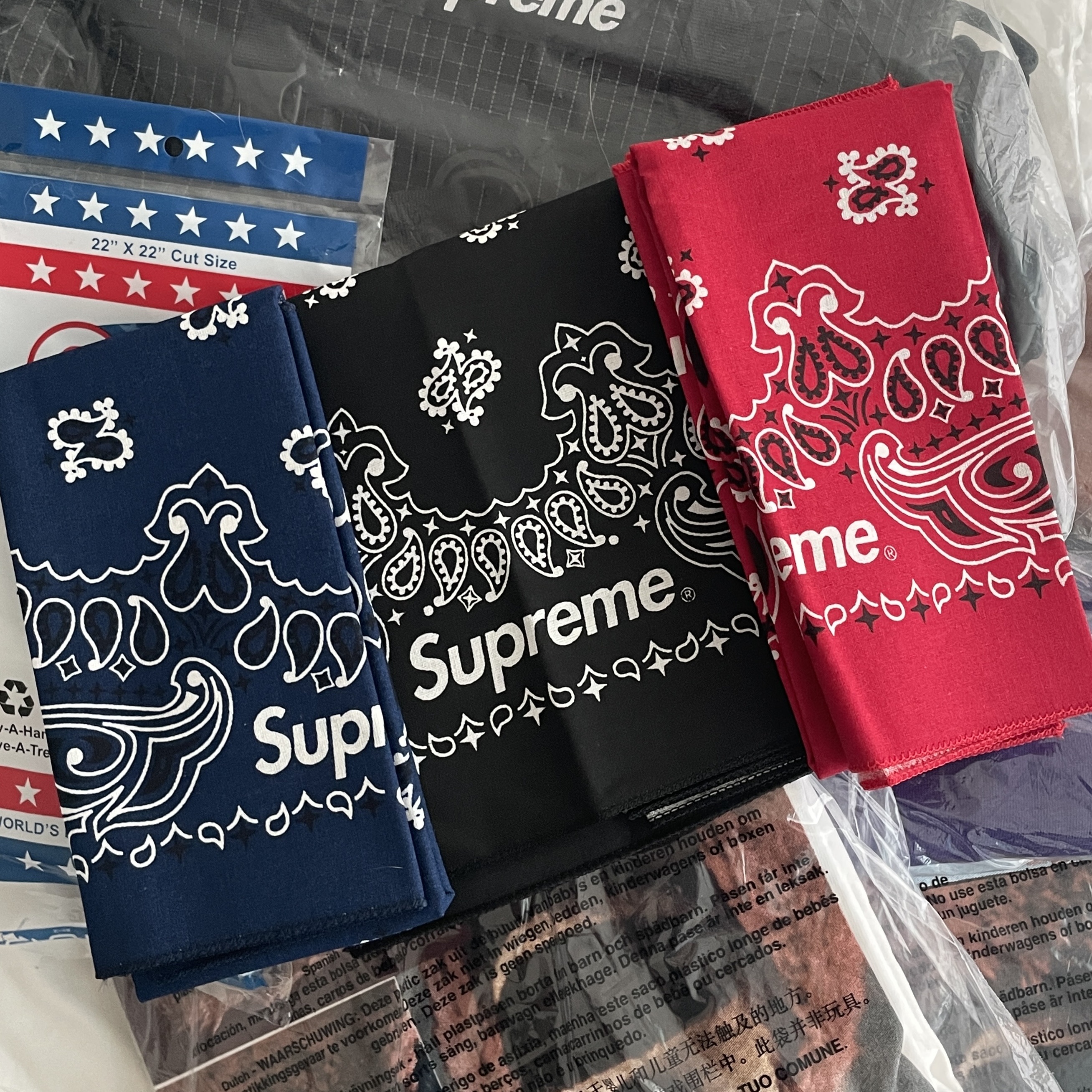 Supreme Hav-A-Hank Bandanas Multicolor (Set of 3) - 24SS 착용 스타일 - 1