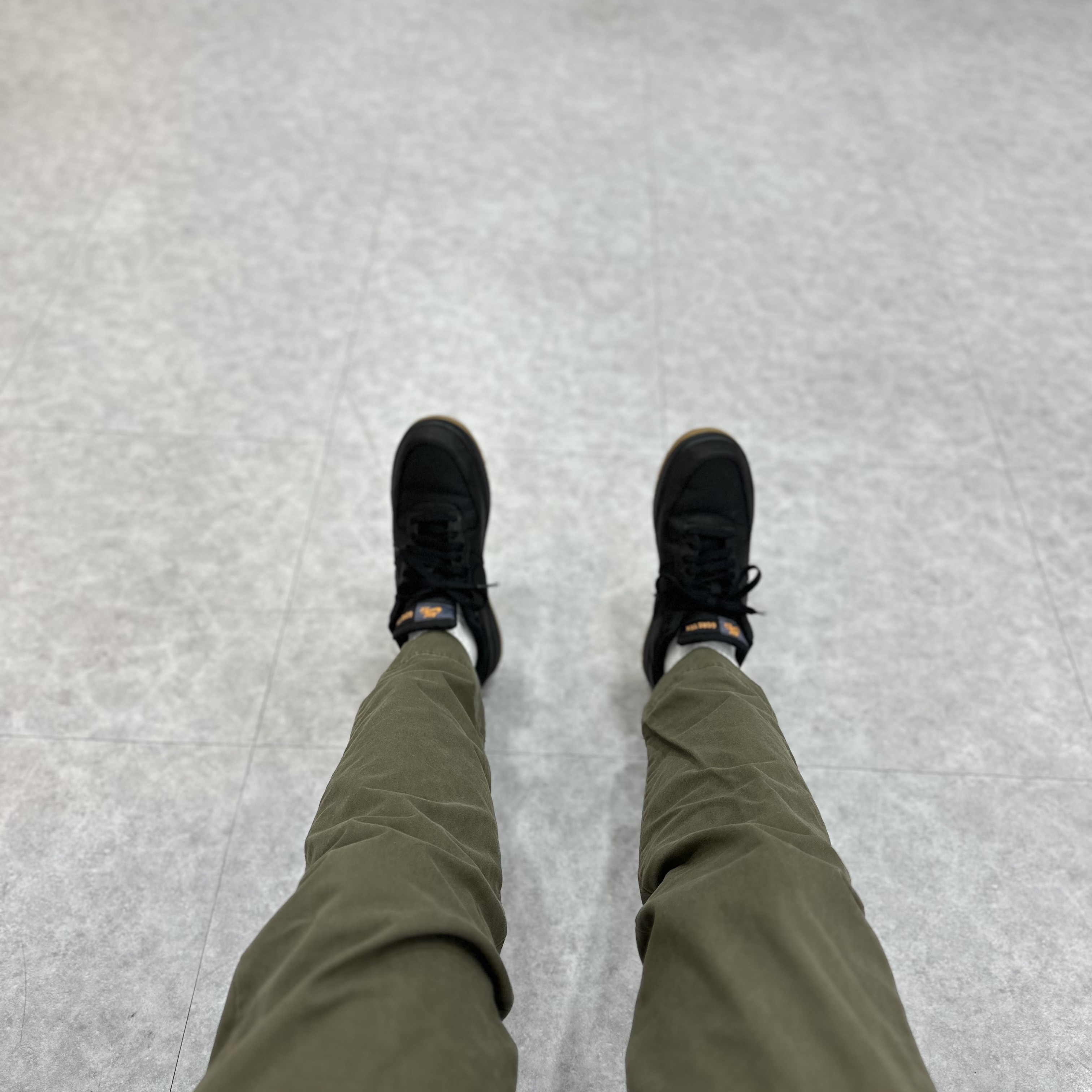 Nike Air Force 1 Low Gore-Tex Black Light Carbon 착용 스타일 - 1