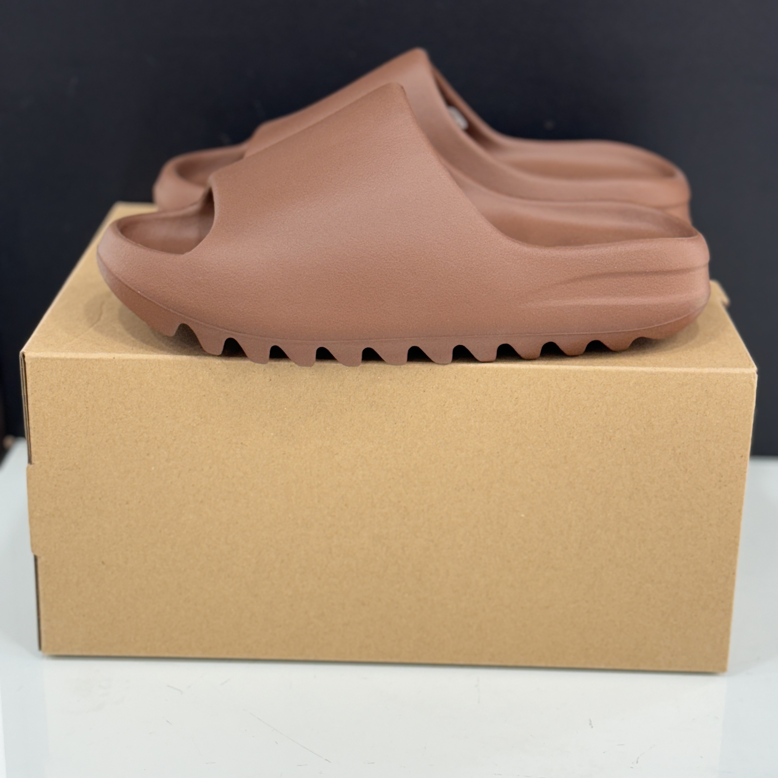 Adidas Yeezy Slide Core 착용 스타일 - 1