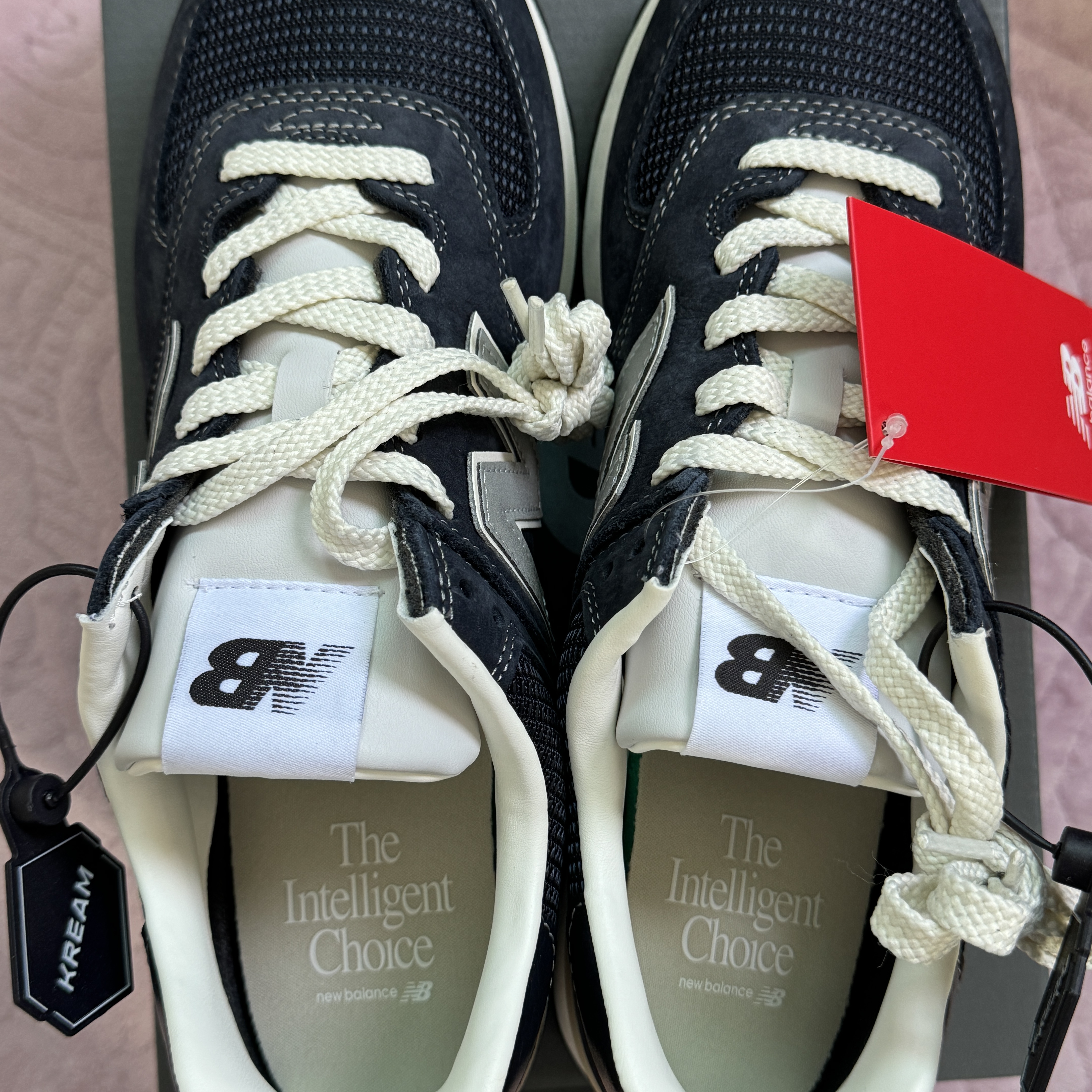New Balance x Pottery 574 Premium Hard Navy 착용 스타일 - 2