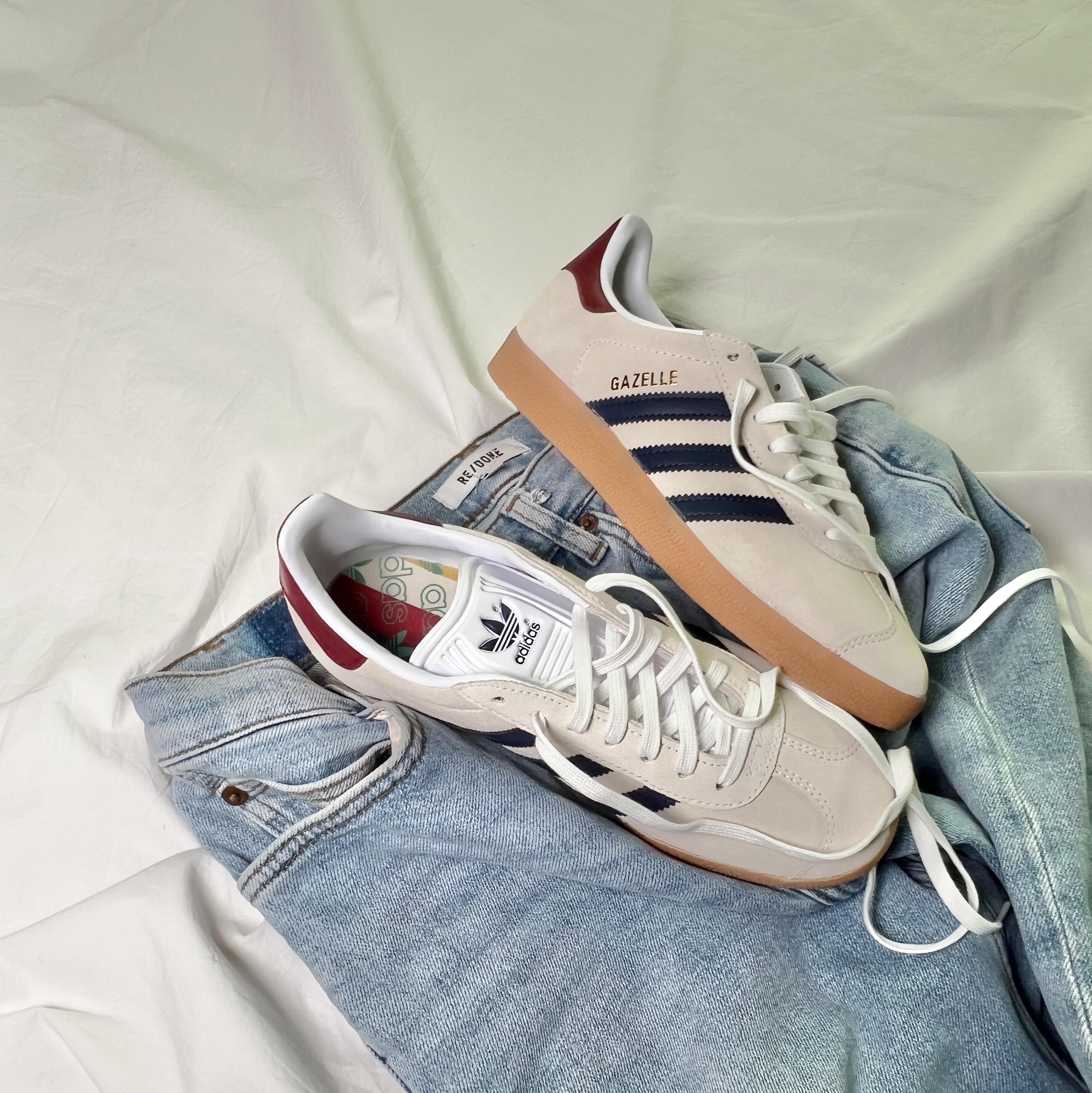 Adidas Gazelle Off White Dark Blue 착용 스타일
