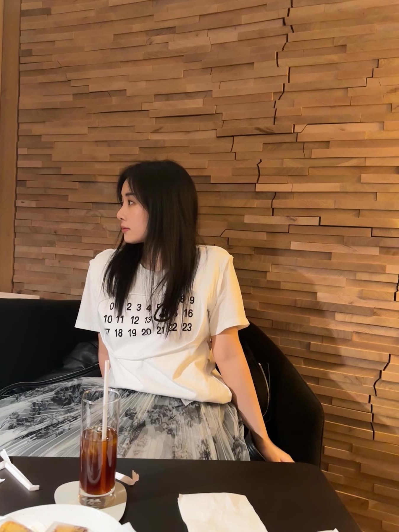 (W) MM6 Maison Margiela Logo T-Shirt White, Maison Margiela 5AC Mini Bag Light Grey 착용 스타일 - 1