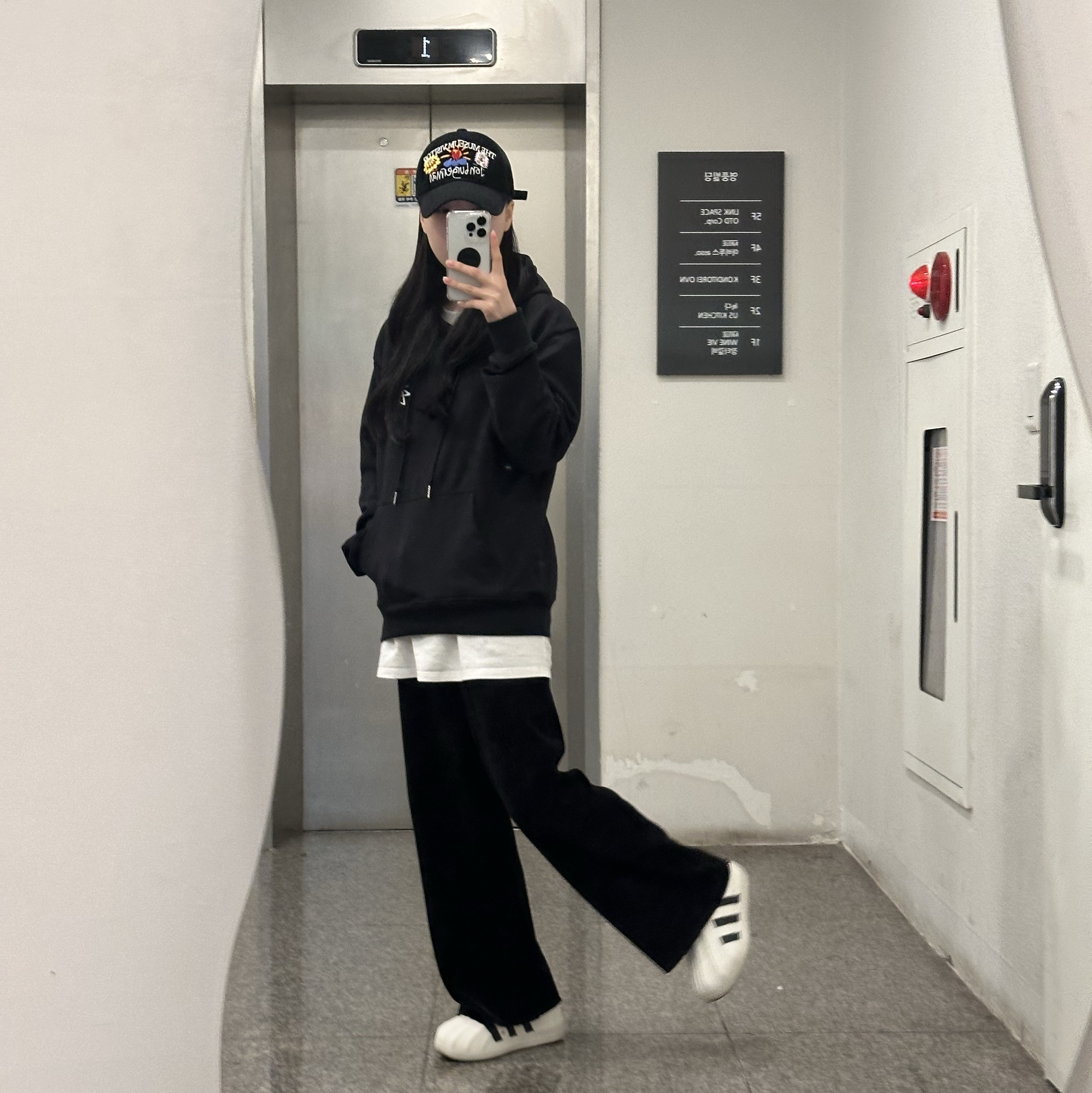 Adidas Adifom Superstar Core White, The Museum Visitor x Jon Burgerman Pinky Winky & Charlie Ball Cap Black 착용 스타일