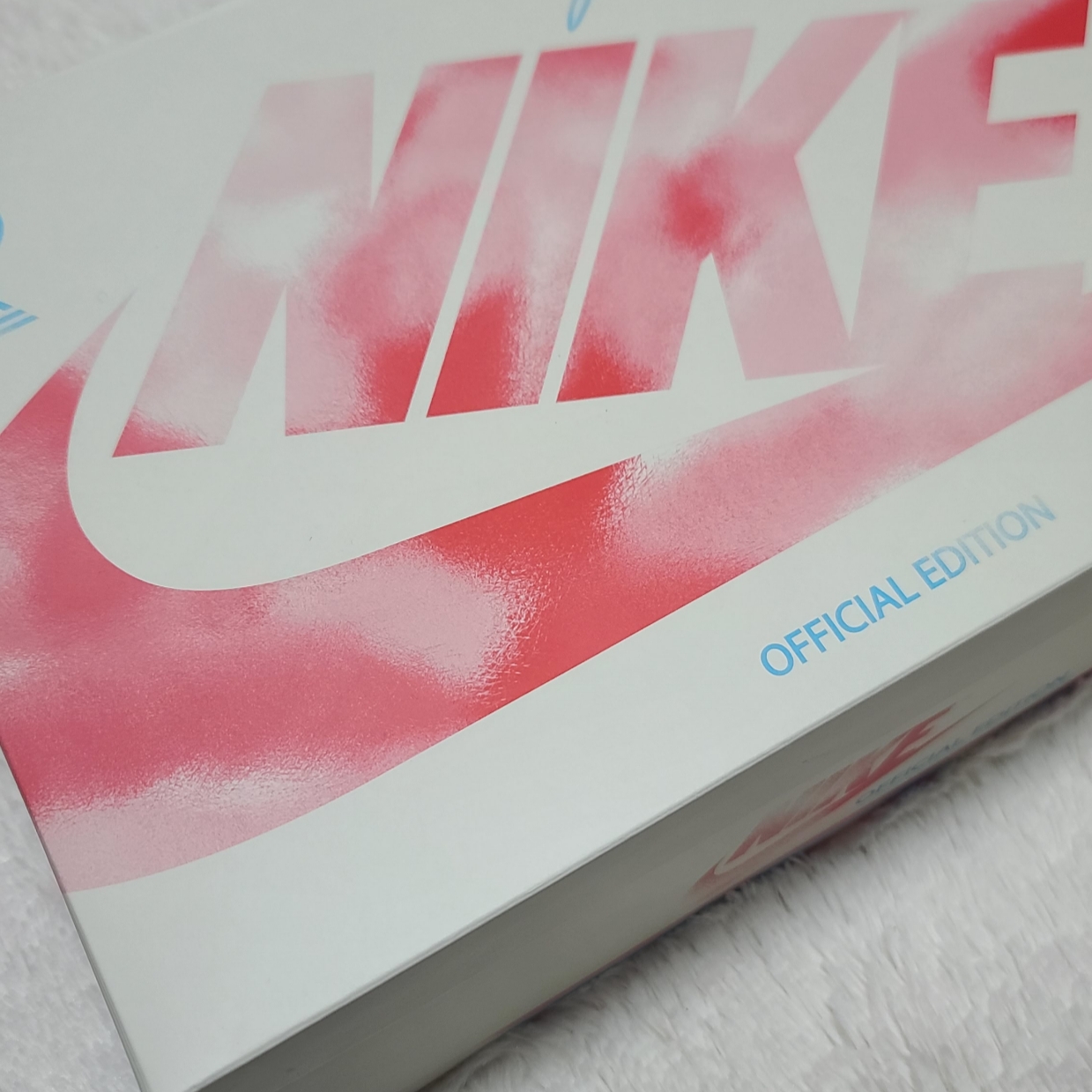 Jordan 1 x Trophy Room Retro Low OG SP Sail Varsity Red 착용 스타일 - 1