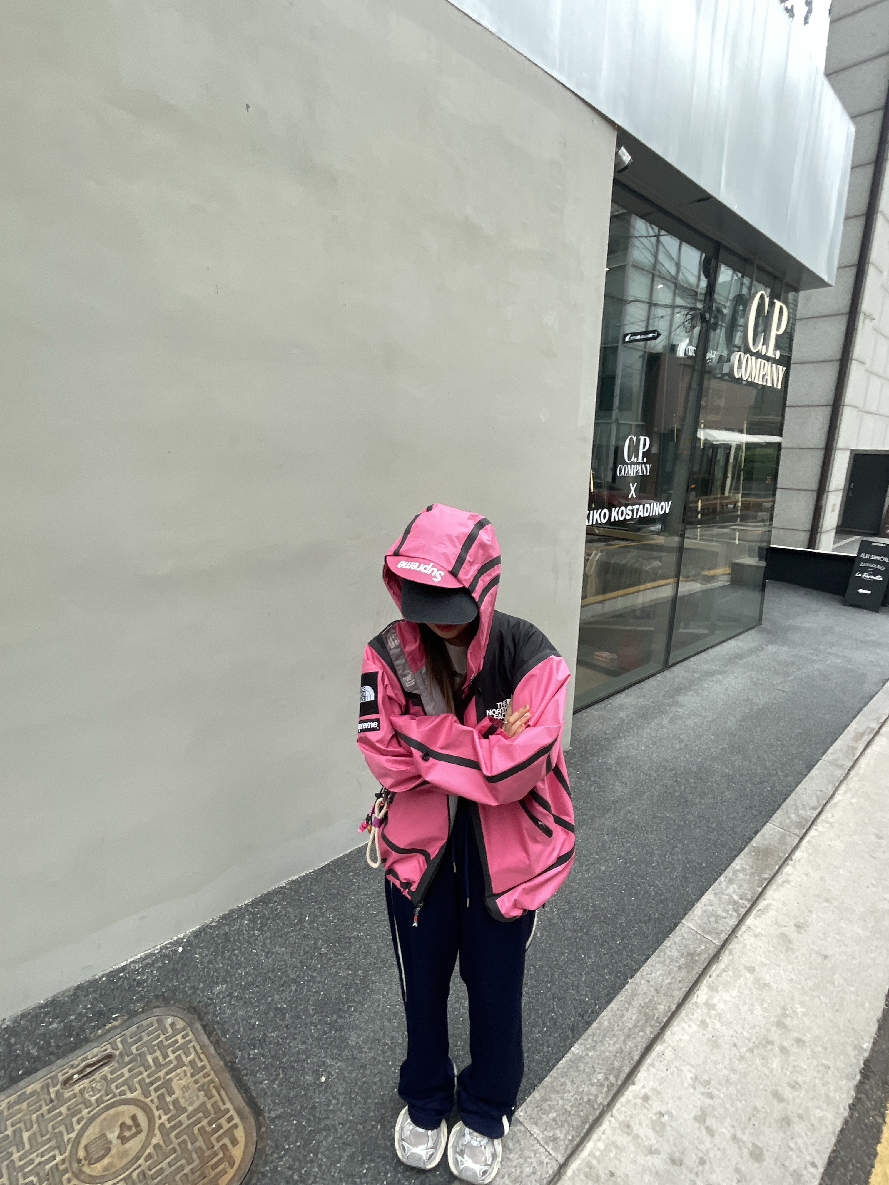 Supreme x The North Face Summit Series Outer Tape Seam Jacket Pink - 21SS, Balenciaga 3XL Sneakers Light Beige 착용 스타일 - 1