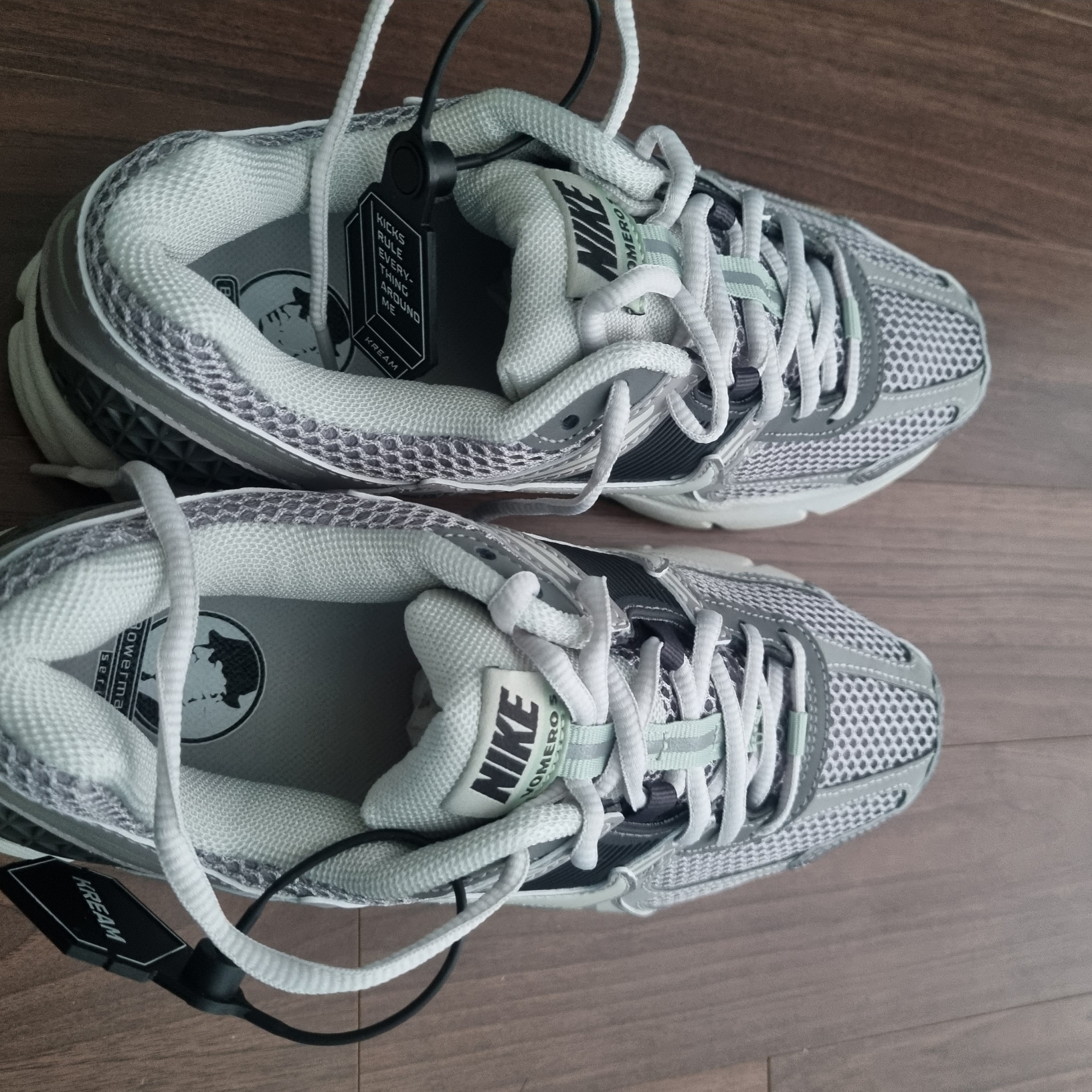 (W) Nike Zoom Vomero 5 Cobblestone and Flat Pewter 착용 스타일