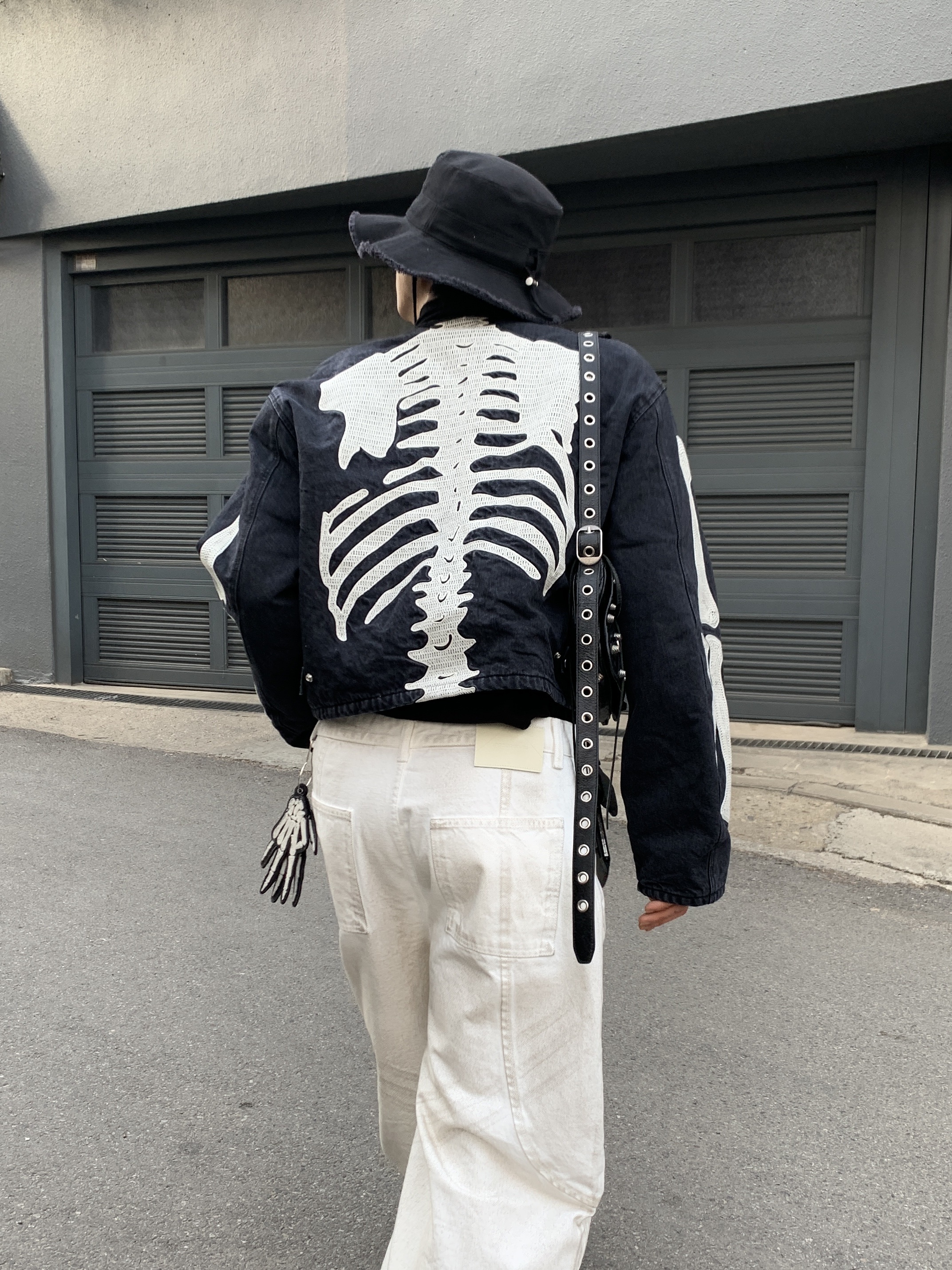 Jacquemus Le Bob Artichaut Bucket Hat Black, Kapital 14 oz. Black X Black Denim Motocross Bone Jacket Black 착용 스타일 - 3