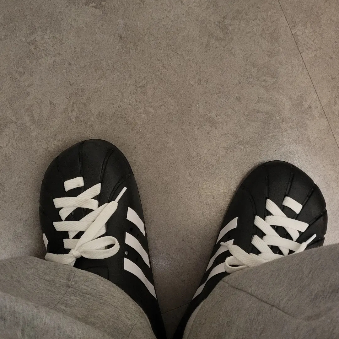 Adidas Adilette Clog Black White 착용 스타일