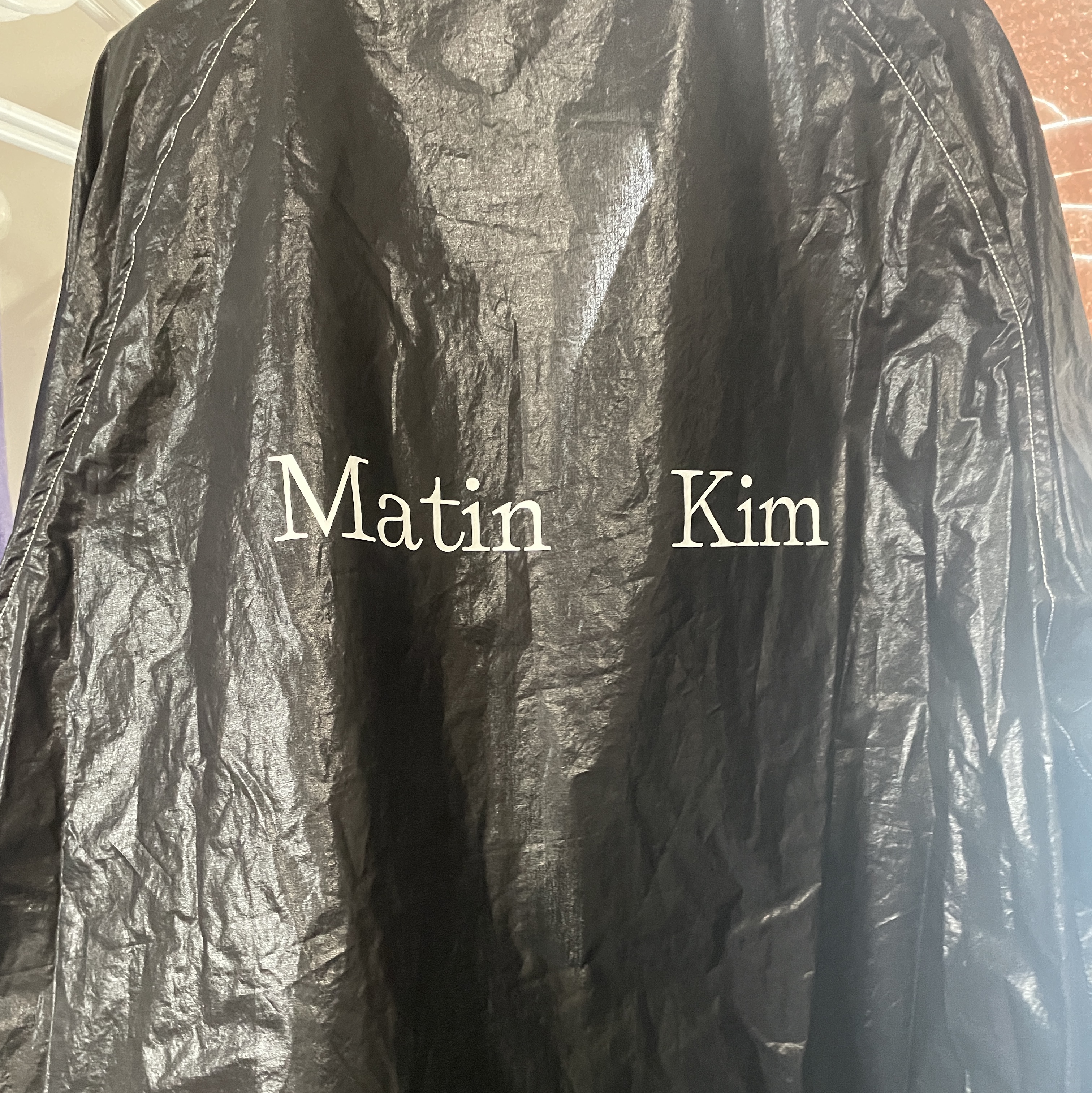 (W) Matin Kim Logo Coating Jumper Black 착용 스타일