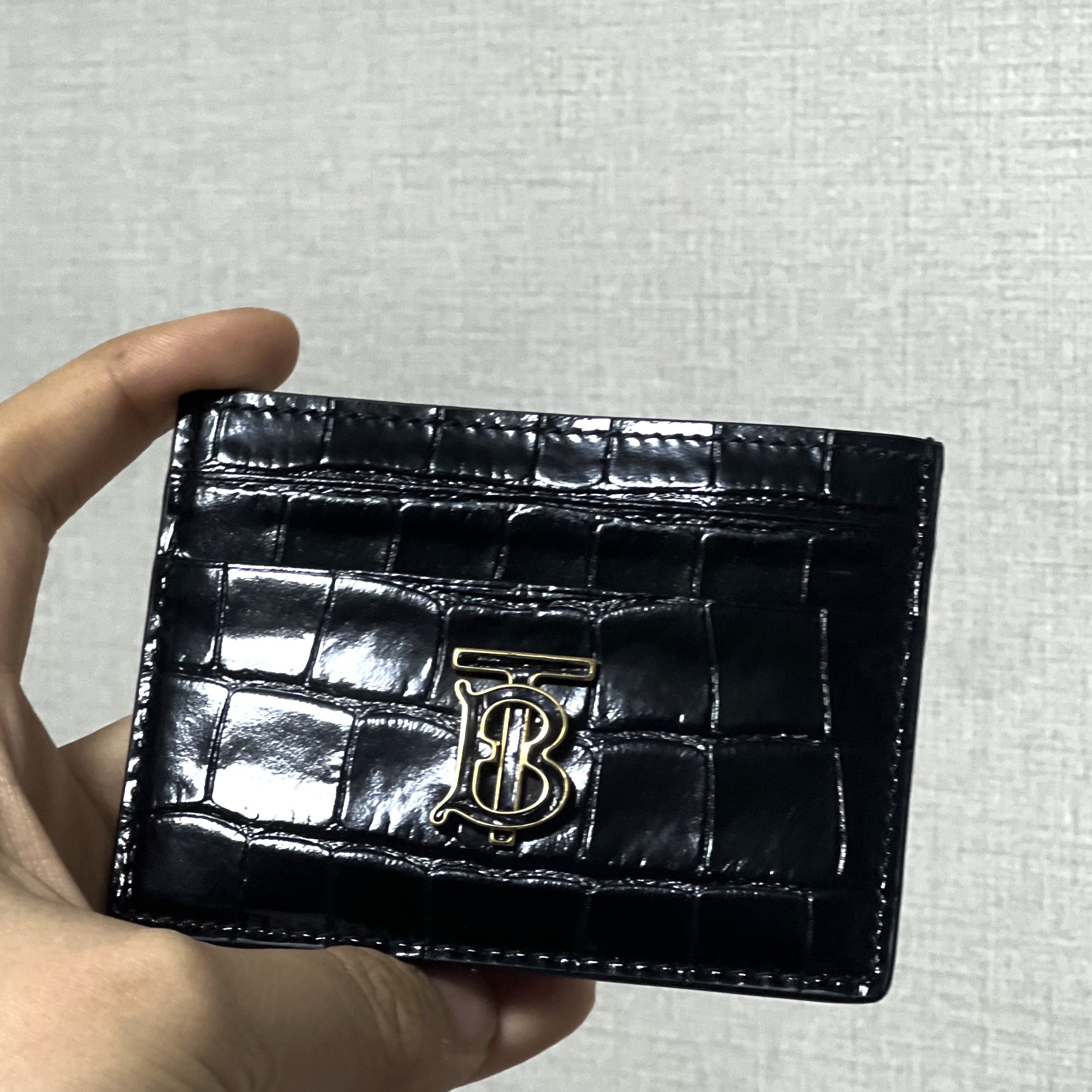 Burberry Embossed Leather TB Card Case Black 착용 스타일