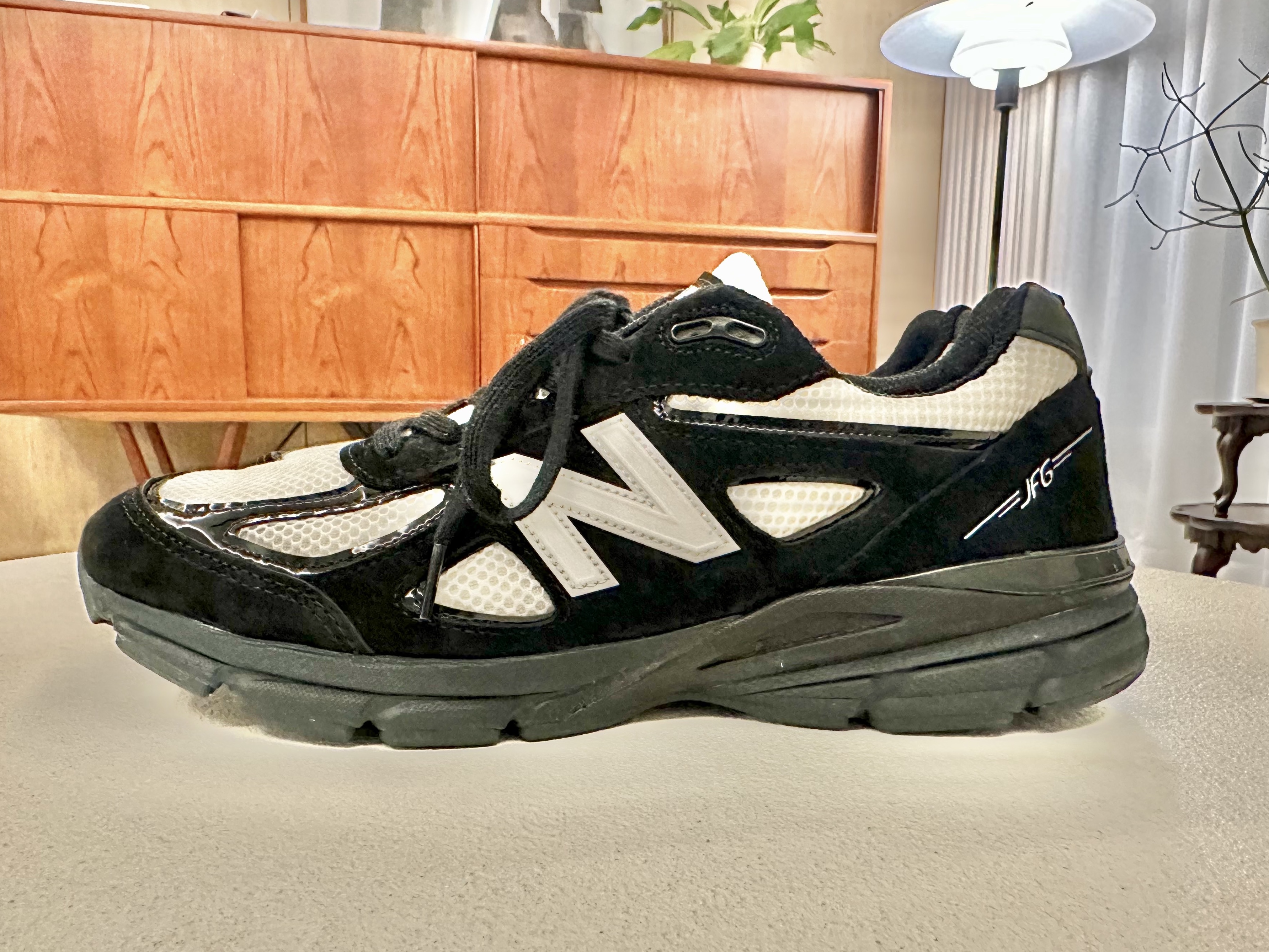New Balance x Joe Freshgoods 990v4 Made in USA Black White 착용 스타일 - 1