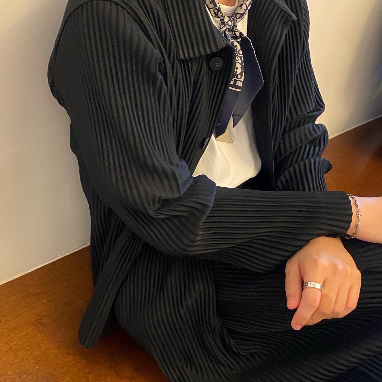 (W) Dior Oblique Mitzah Scarf Silk Twill Navy Blue 착용 스타일