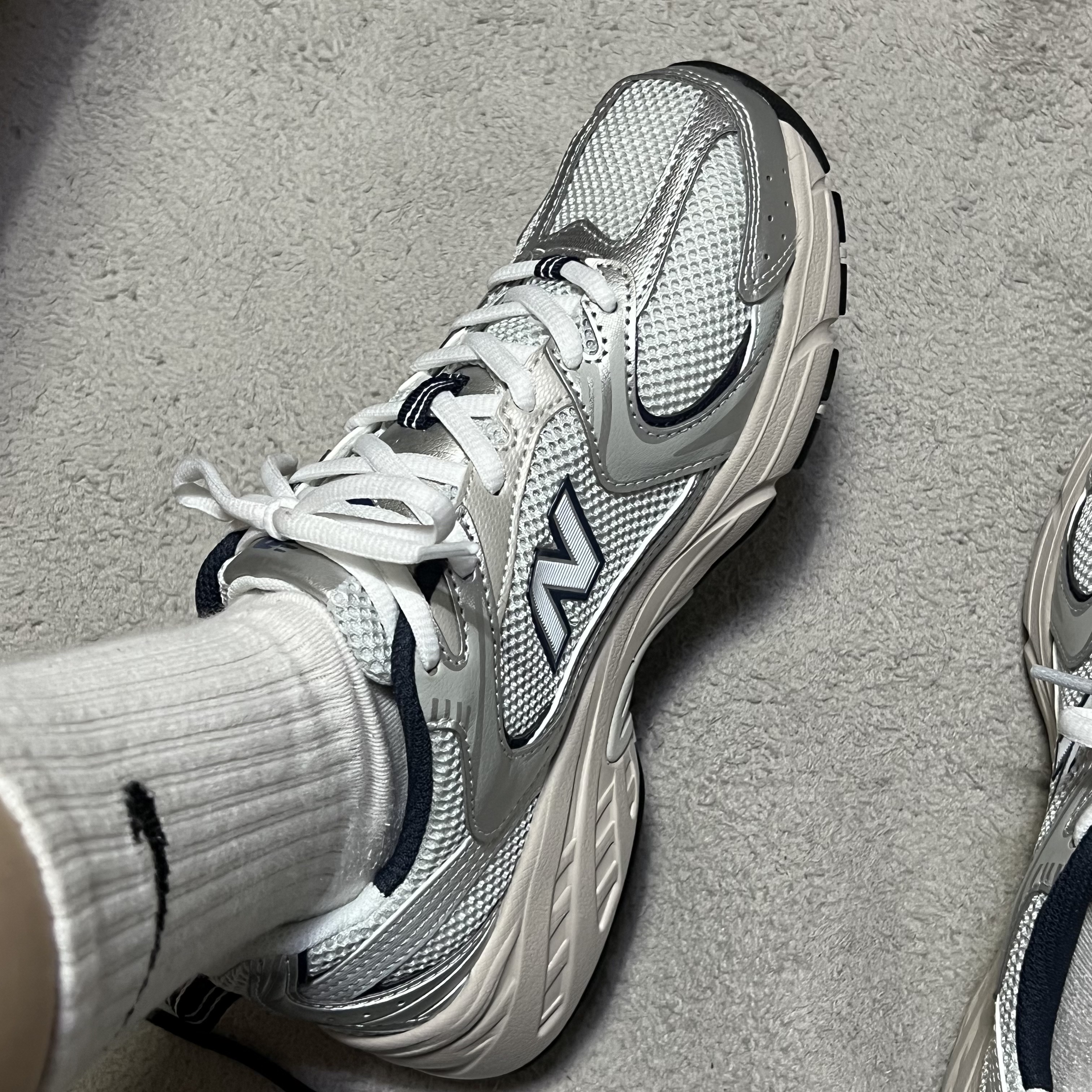 New Balance 530 Steel Grey 착용 스타일 - 2