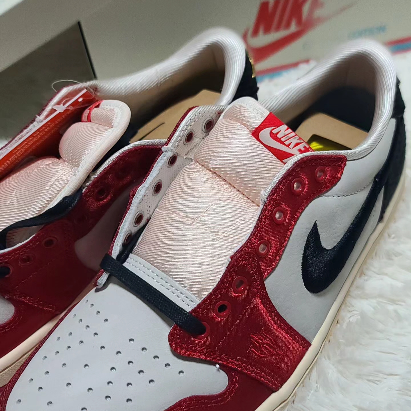 Jordan 1 x Trophy Room Retro Low OG SP Sail Varsity Red 착용 스타일 - 3