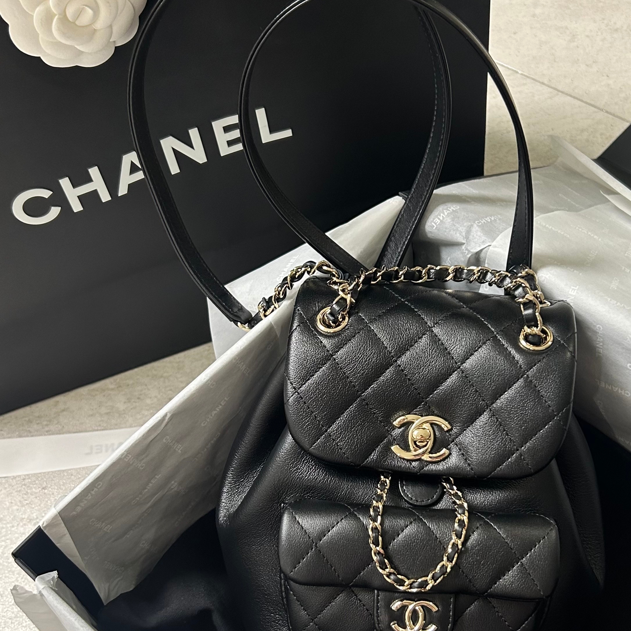 Chanel Small Backpack Calfskin & Gold Black 착용 스타일 - 4