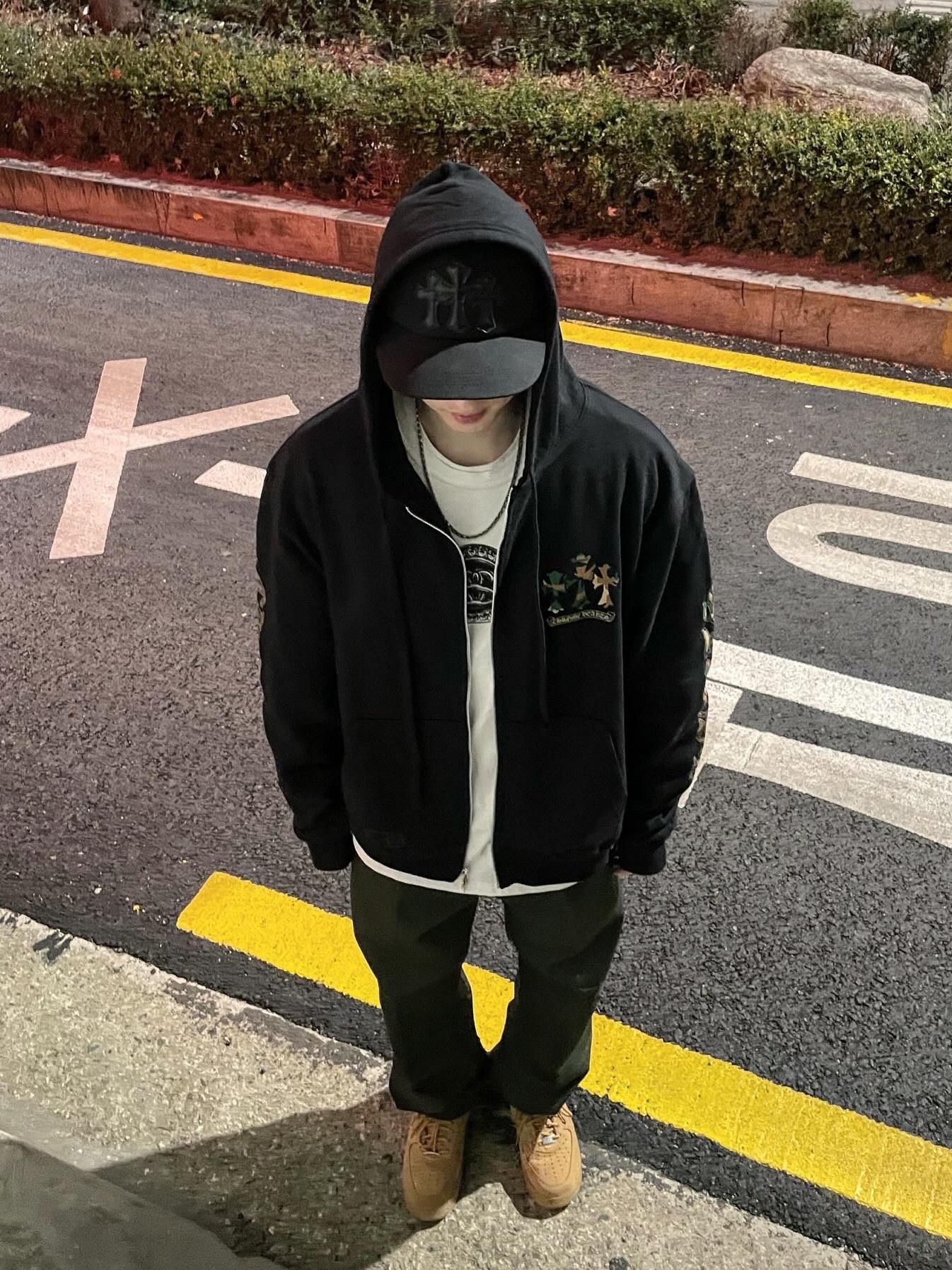 Nike x Supreme Air Force 1 Low Flax, Nike x Stussy Big Swoosh LS T-Shirt White - US/EU 착용 스타일 - 1