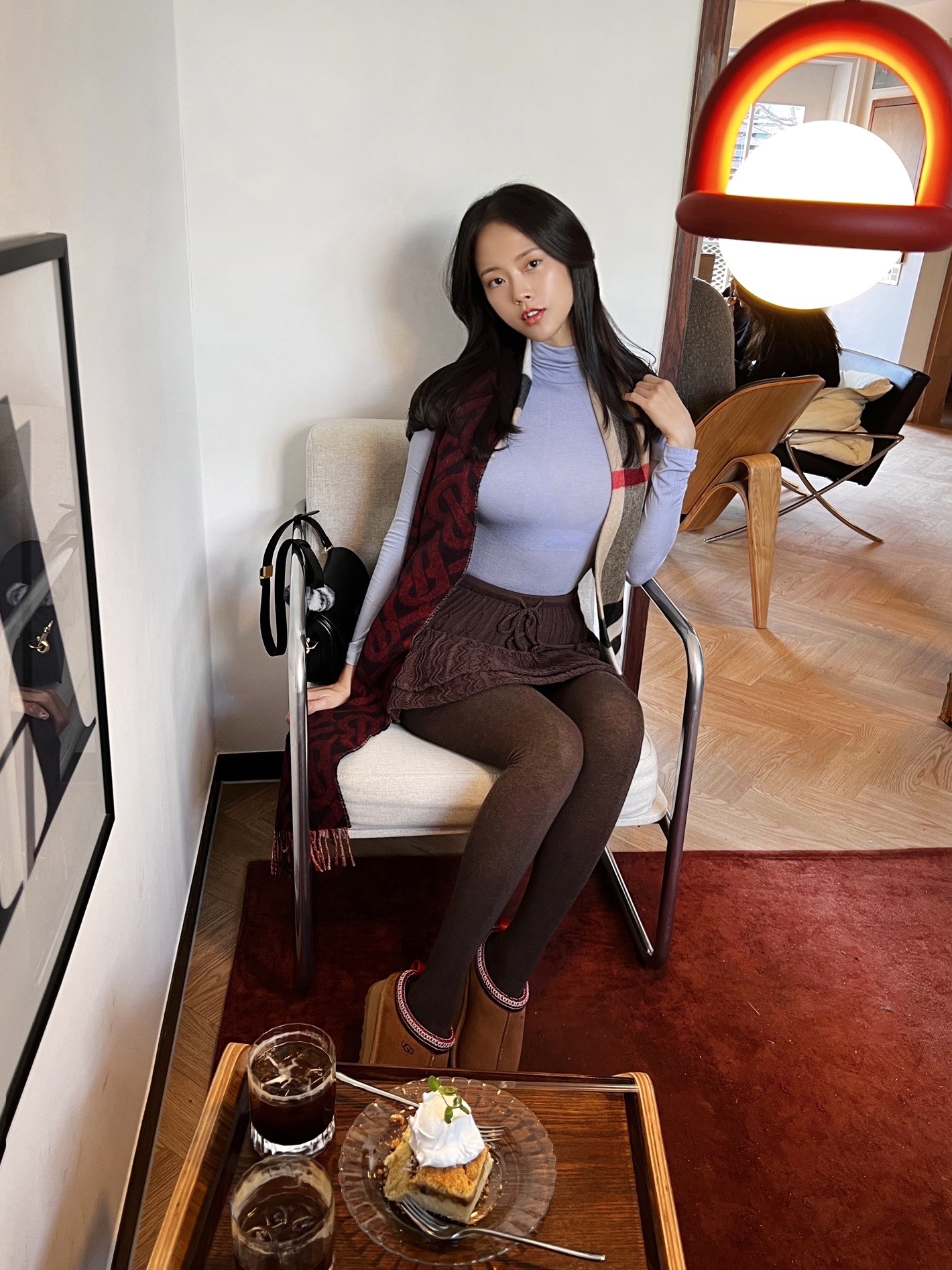 (W) UGG Tazz Slipper Chestnut, Dior Medium Bobby Bag Box Calfskin Black Gold 착용 스타일 - 2