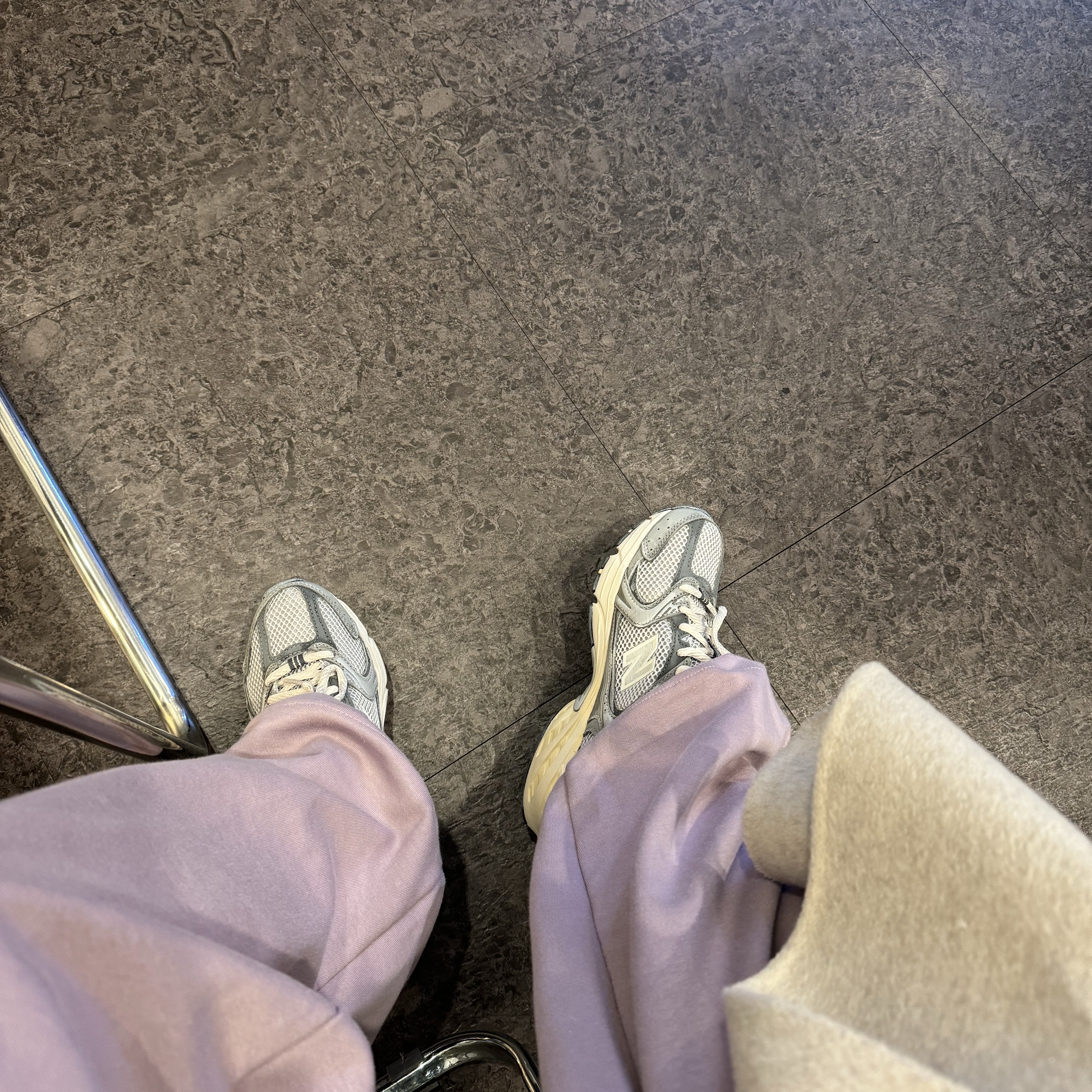 New Balance 530 Premium Vintage Grey Matter 착용 스타일 - 1