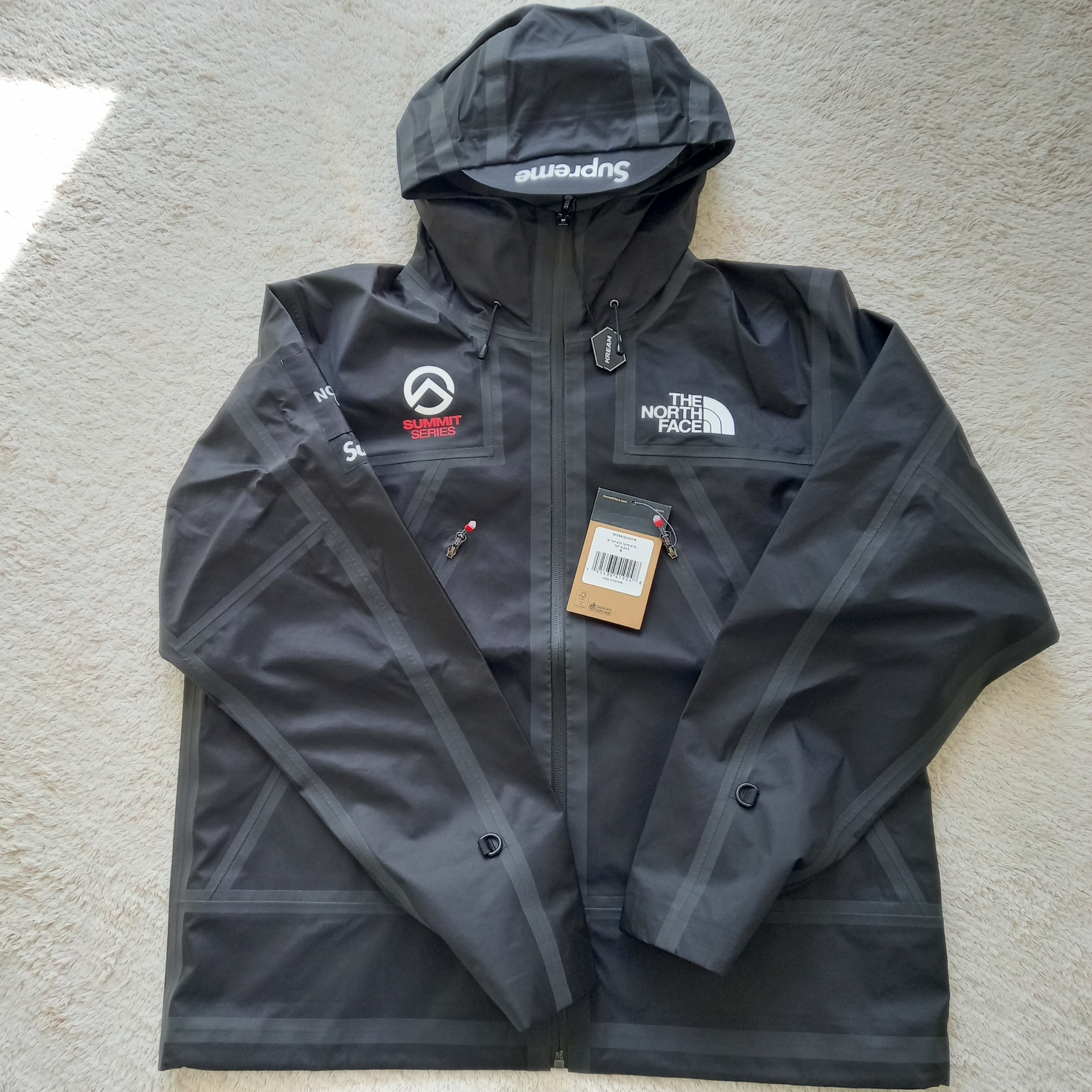 Supreme x The North Face Summit Series Outer Tape Seam Jacket Black - 21SS, Arc'teryx Squamish Pants Black 착용 스타일 - 2