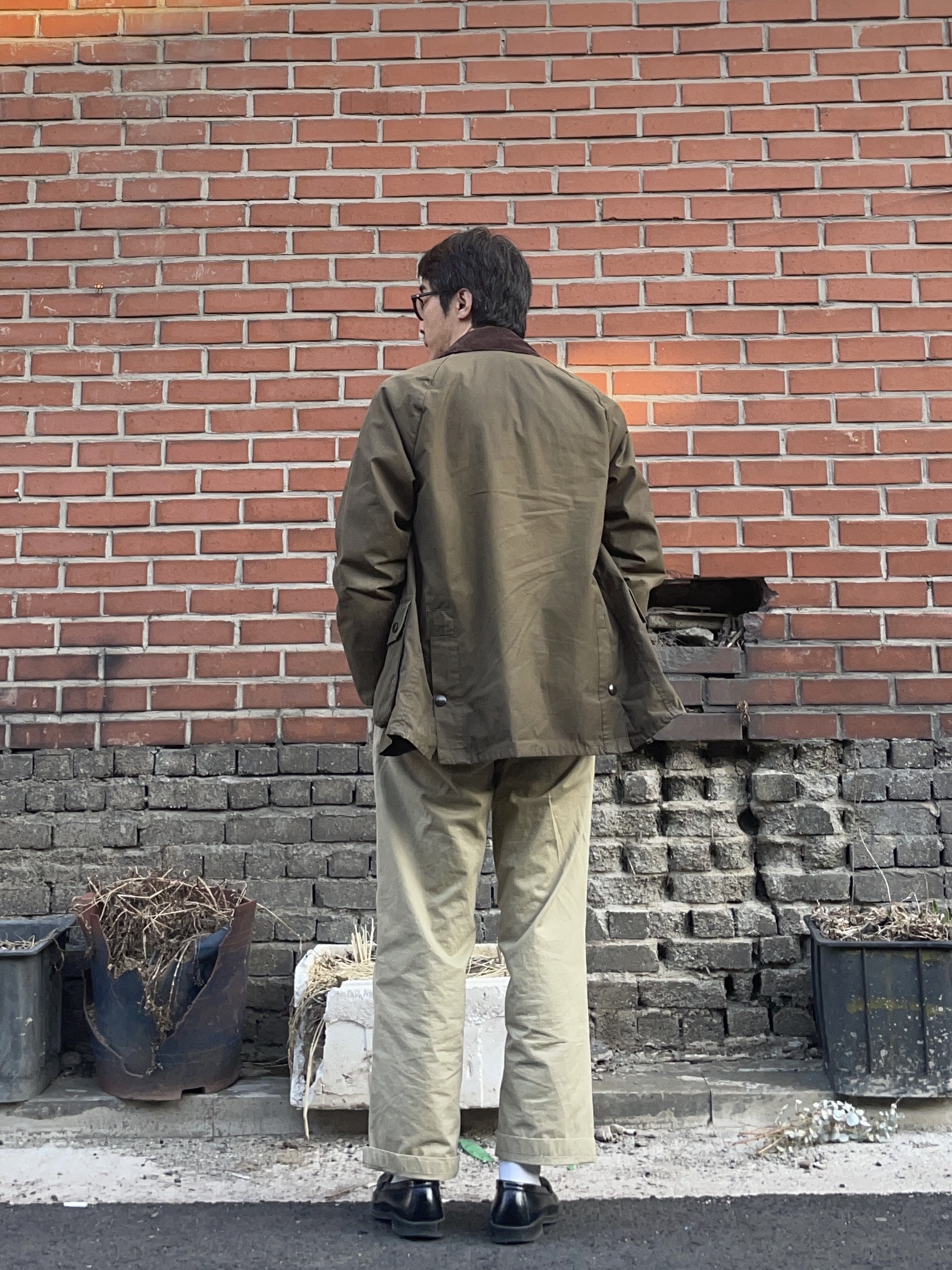 Barbour Bedale Short Wax Jacket Olive, Haruta Leather Penny Loafer Black 착용 스타일 - 3