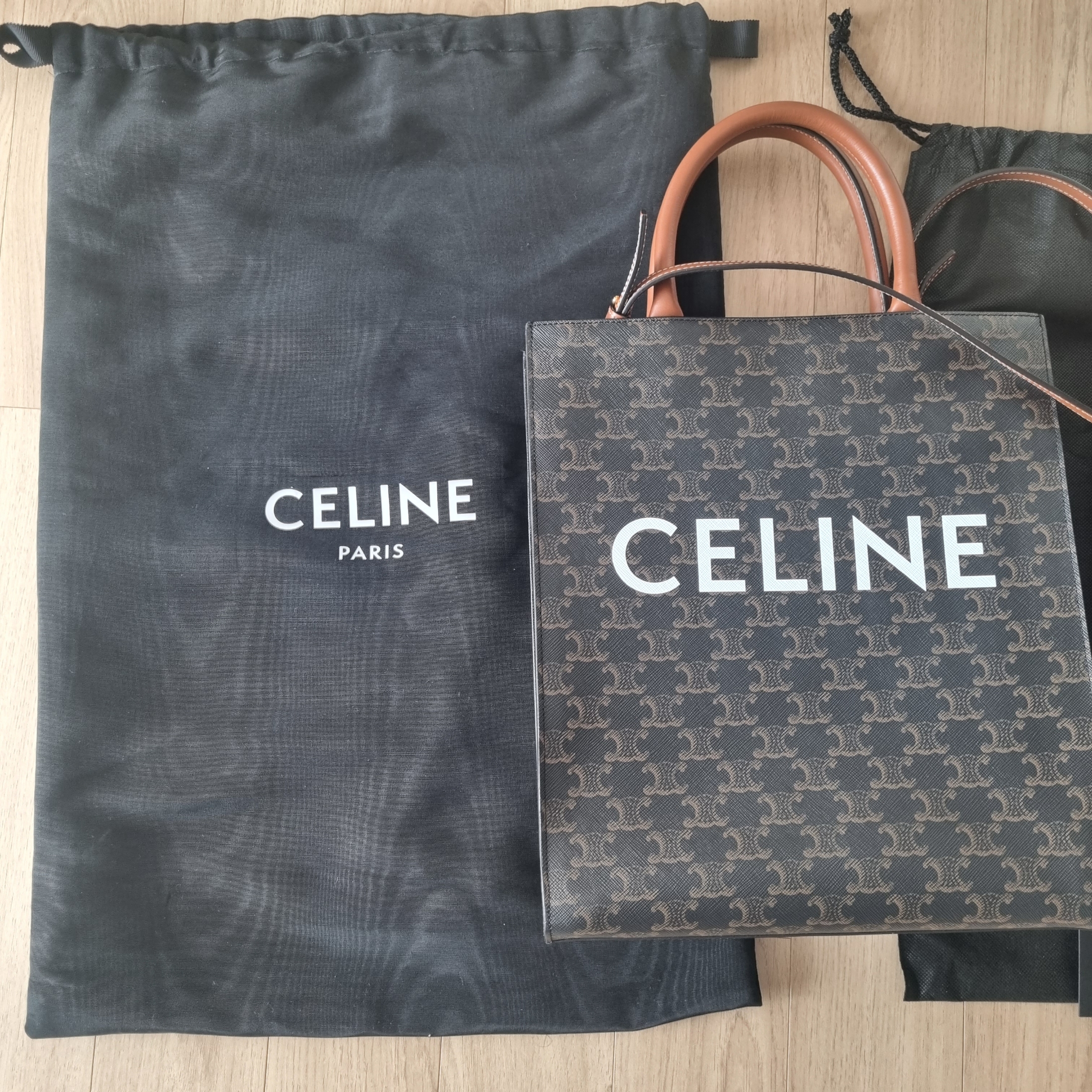 Celine Small Cabas Vertical in Triomphe Canvas Calfskin Tan 착용 스타일