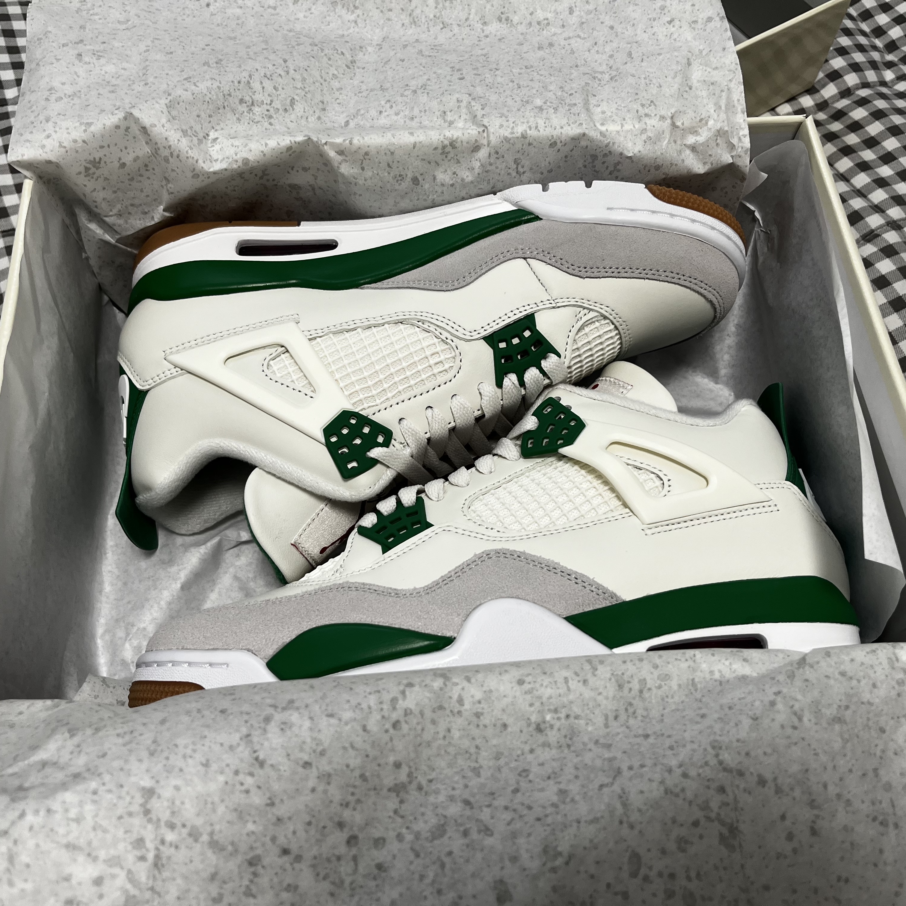 Jordan 4 x Nike SB Retro SP Pine Green 착용 스타일