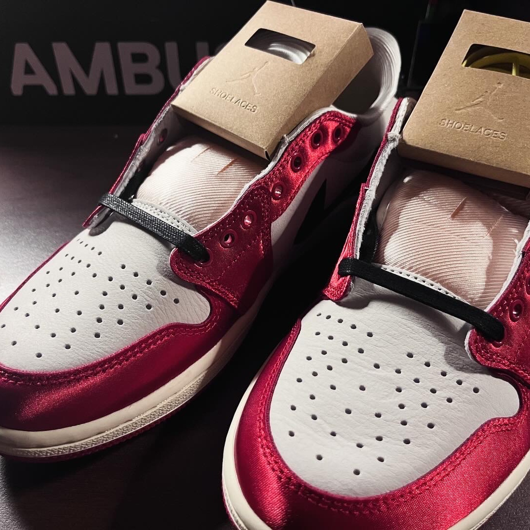 Jordan 1 x Trophy Room Retro Low OG SP Sail Varsity Red 착용 스타일 - 3